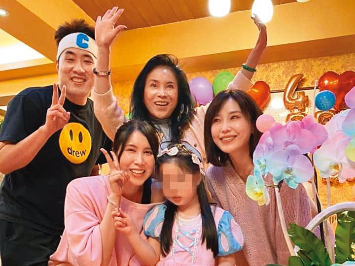 余苑綺(前排左)和媽媽(後排右)、姐弟們為女兒小樂樂慶生。(翻攝自余苑綺臉書)