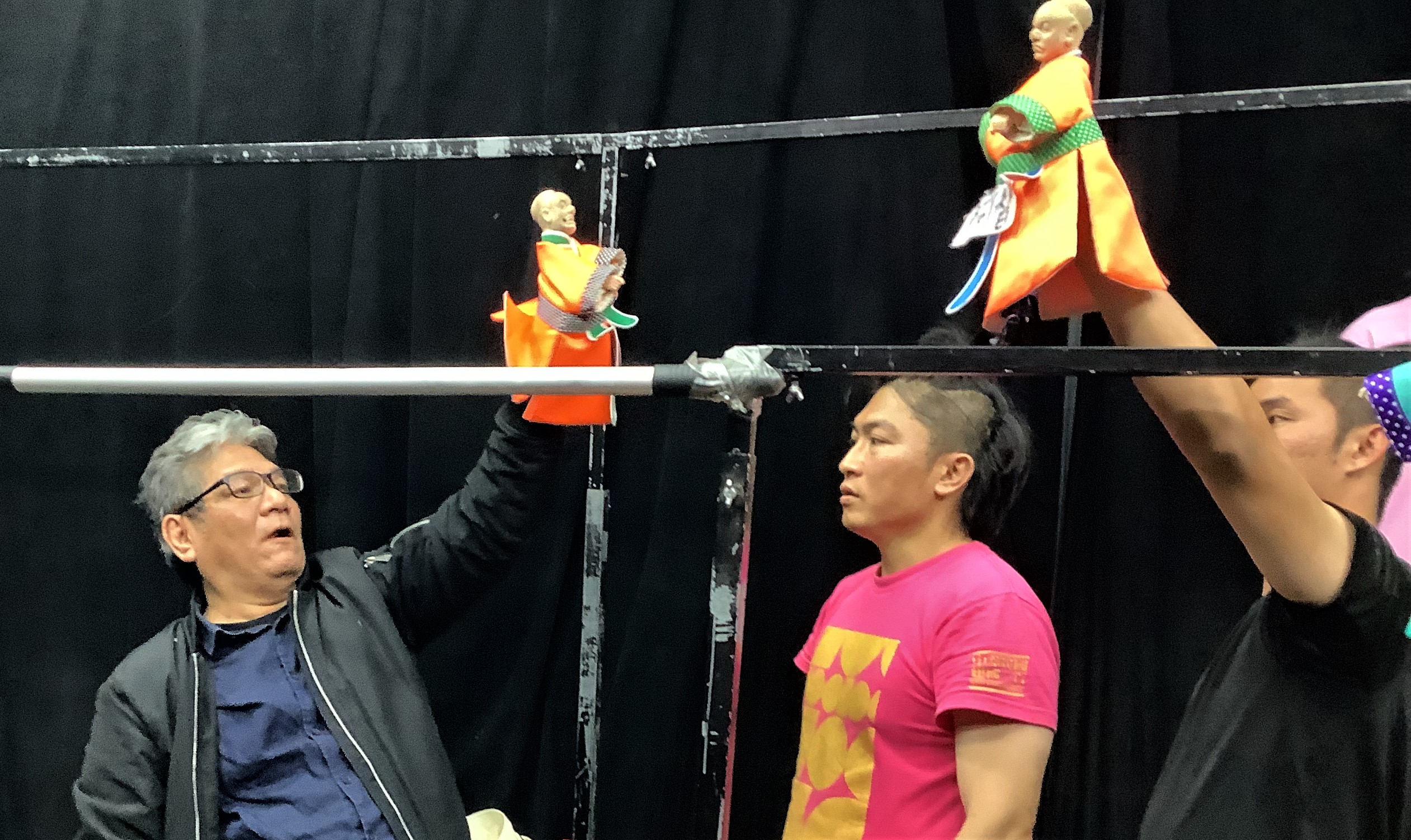 《哪吒鬧龍宮》以真人與布袋戲同台演出，總編導李永豐（左一）與演員密集專心排練。（紙風車劇團提供）