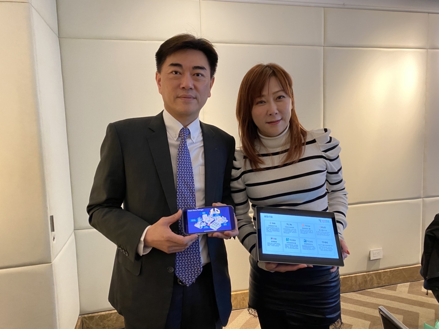 騰雲科技董事長梁基文（左）與執行副總張婷婷（右）。