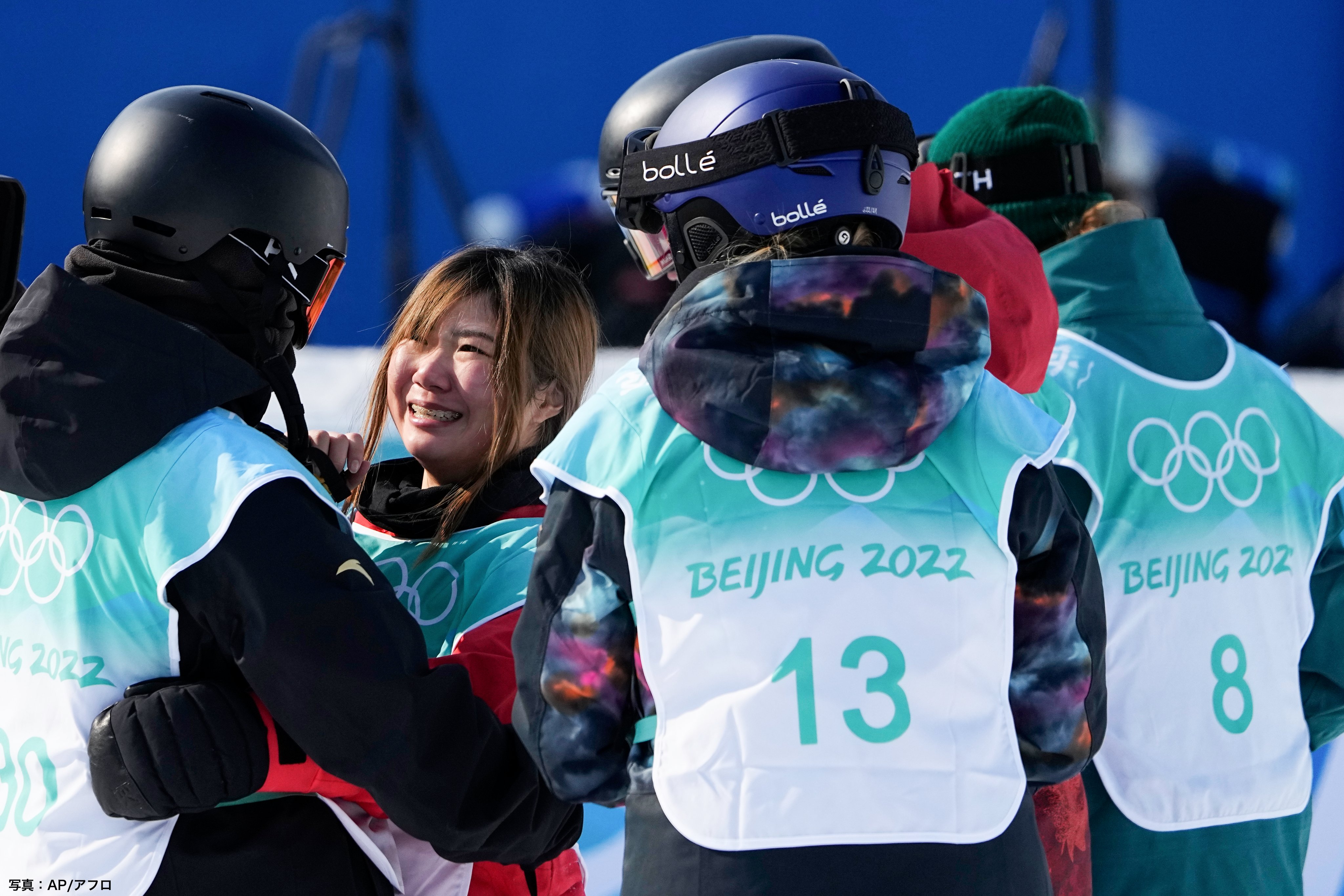 日本好手岩渕麗楽在決賽第三輪中挑戰高難度動作失敗，各國好手紛紛衝上去抱成一團為她打氣。（翻攝TEAM JAPAN）