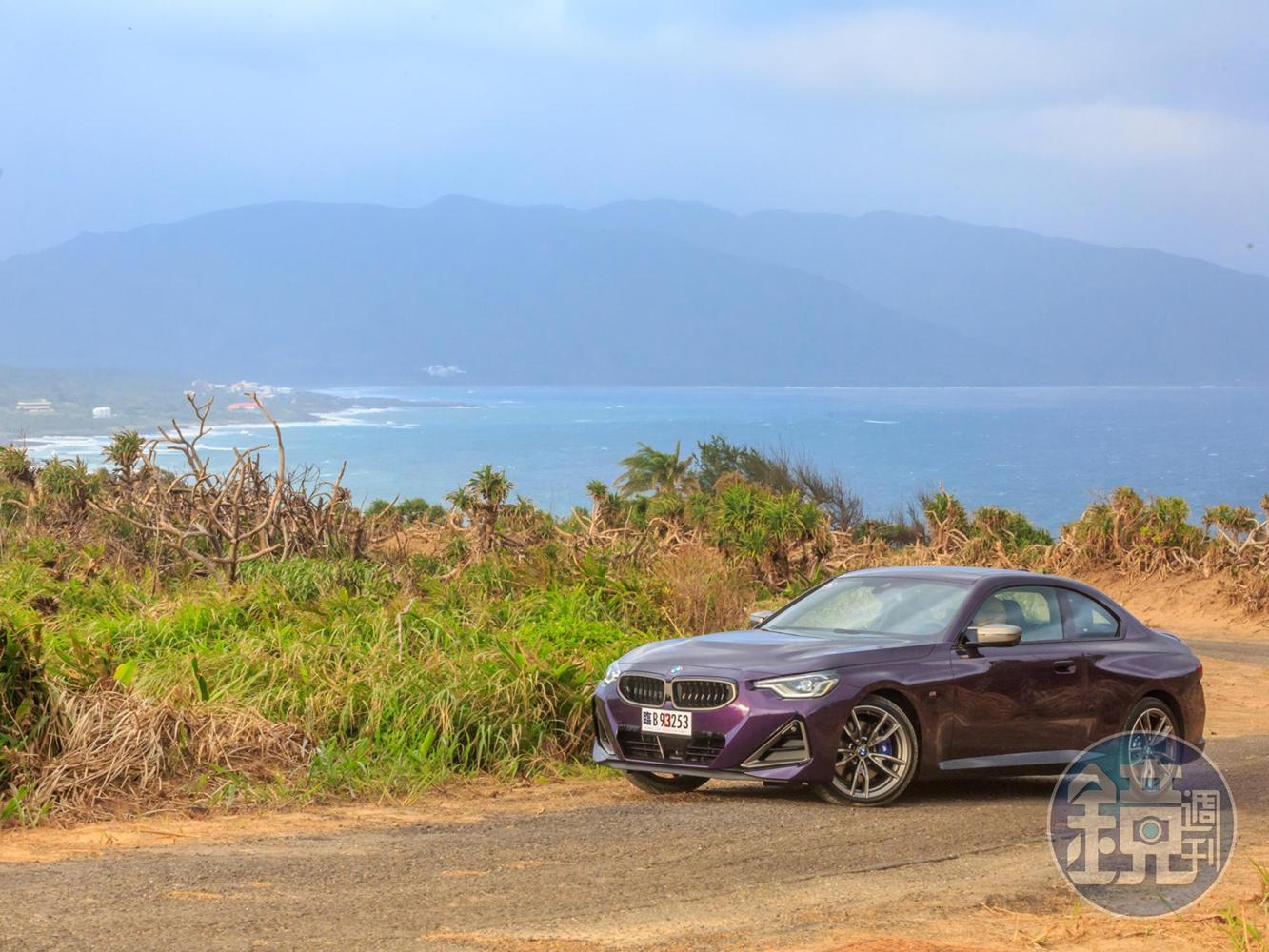 長軸距、短前懸融合低扁流暢的跑車線條，在BMW G42 2 Series Coupé上得到了傳承，動感之外更具濃厚的優雅風範。