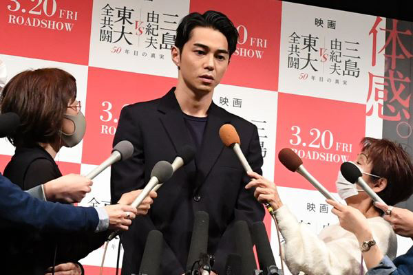 東出昌大（中）爆出不倫後形象全毀，他甚至未能因此振作還忙著與新歡談情，惹惱經紀公司，雙方今正式解約。（翻攝自《女性自身》）