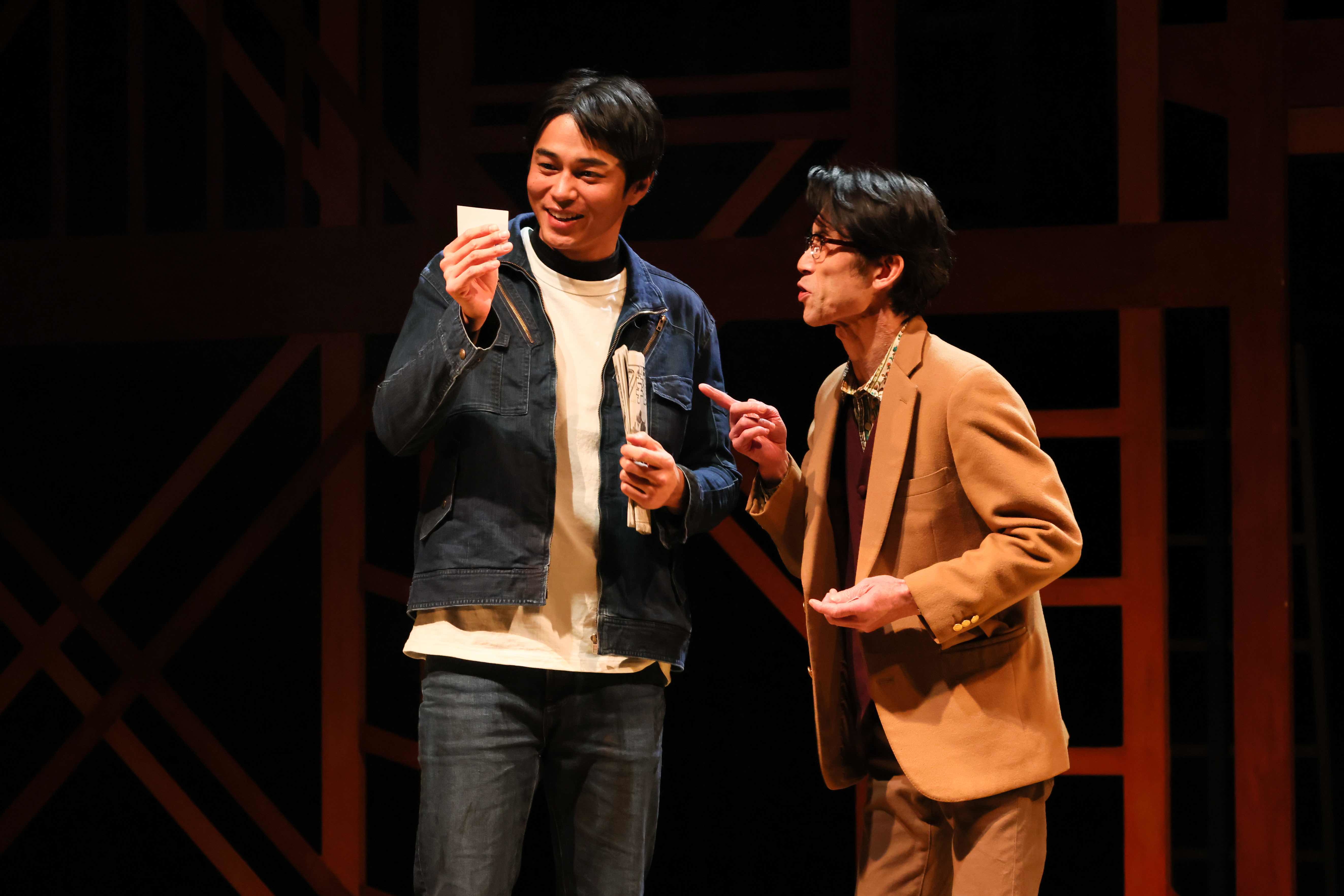 東出昌大（左）主演的舞台劇《惡魔與永遠》是為他量身訂做的故事，可惜票房慘澹。（翻攝自eplus）