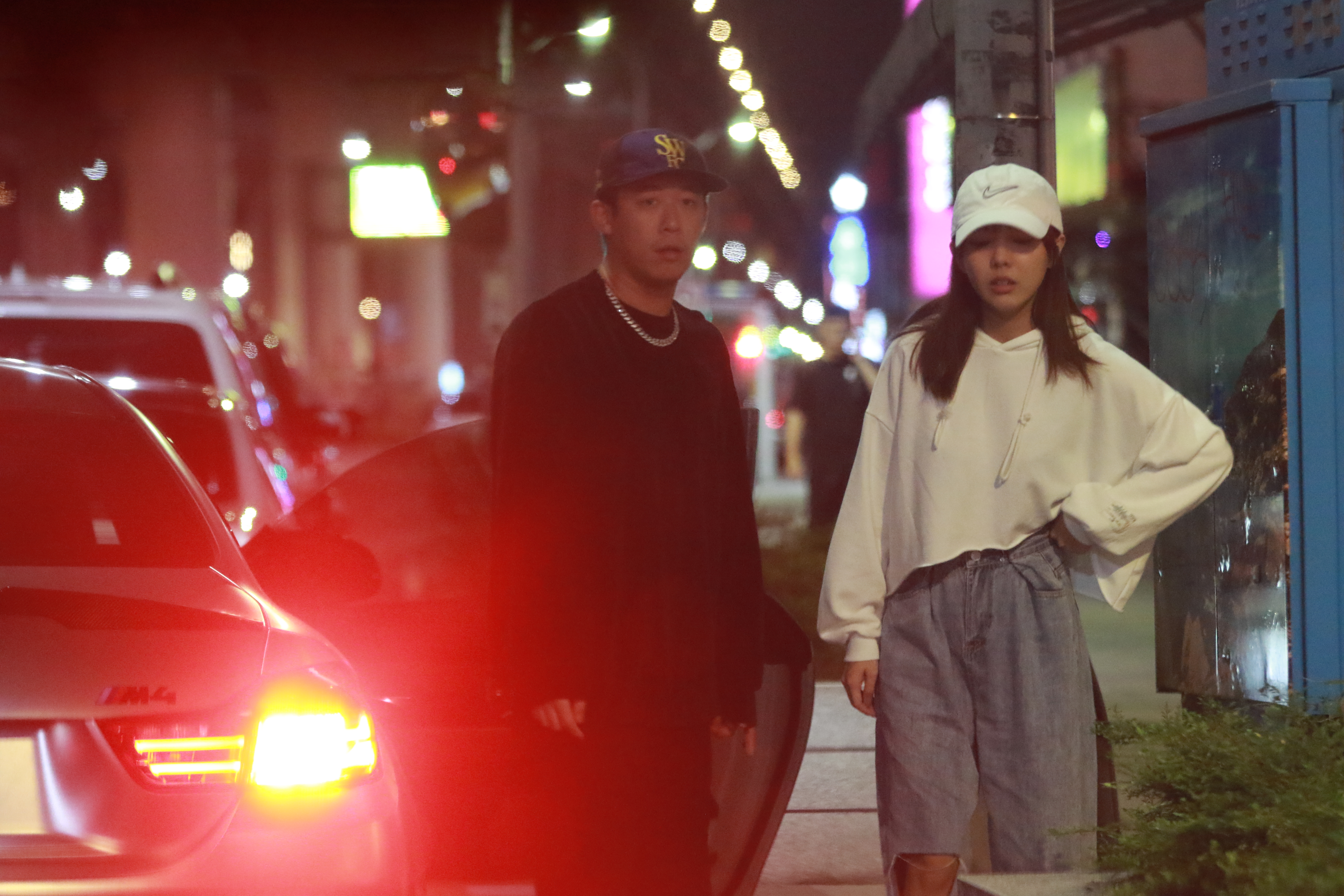 2020年時，健志與當時女友的狀態不清，本刊拍到他跟陳甯亞有「回家情」。（本刊資料照）