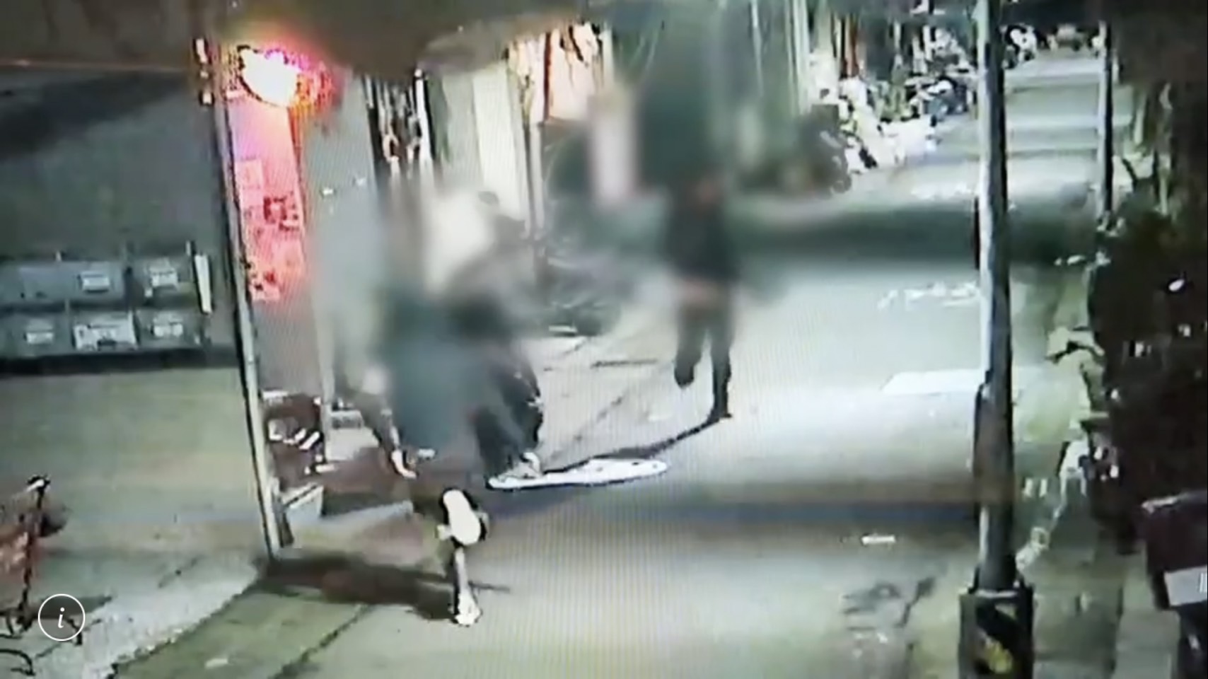 楊男與兩名嫌犯在路邊扭打成一團。（翻攝畫面）