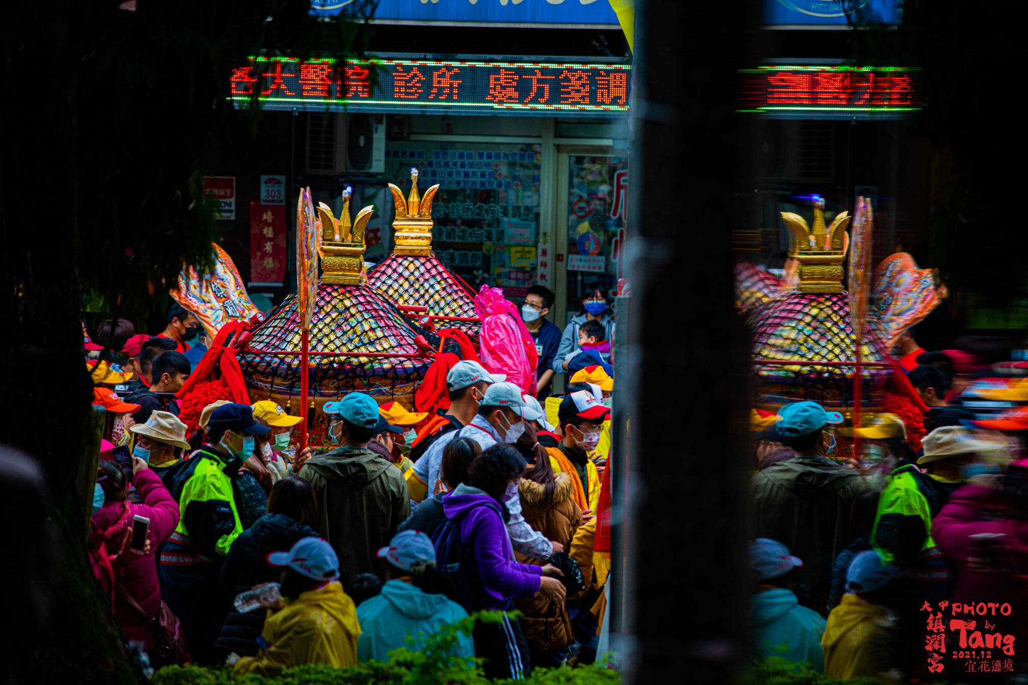 隨著疫情降溫,內政部次長陳宗彥宣布,宮廟擬防疫計畫可辦遶境。(翻攝自大甲鎮瀾宮臉書)