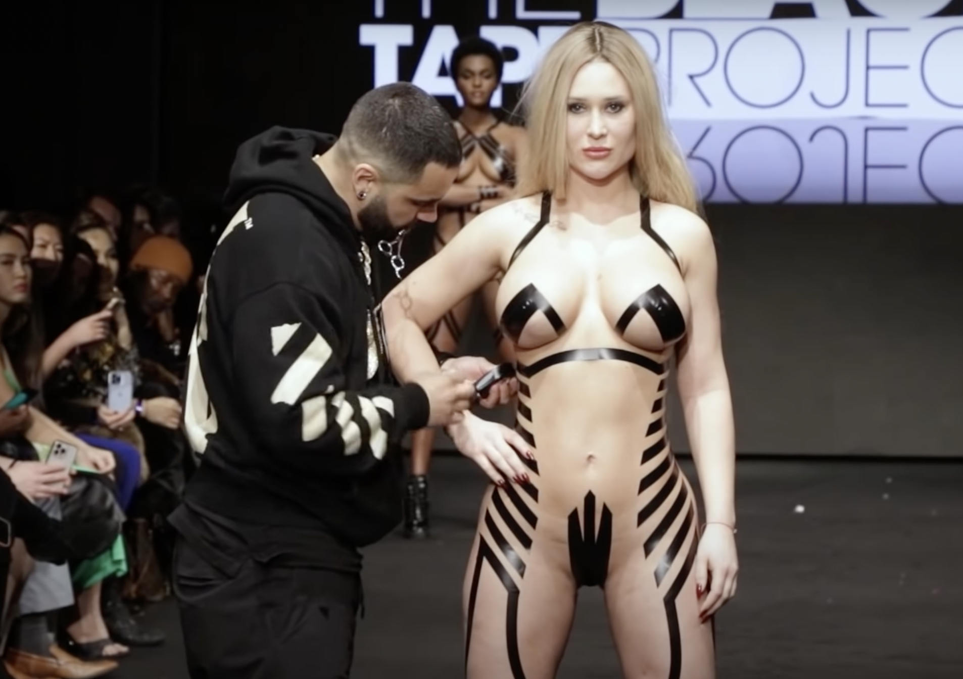 阿瓦瑞茲（左）在紐約時裝週上的創作讓人眼睛為之一亮。（翻攝自Youtube頻道）