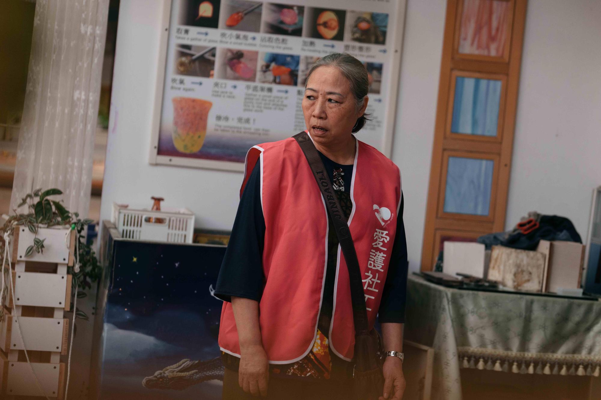 阿姨詭異盯著滾燙融化的玻璃,之後竟一口吞下,嚇壞網友,這支吞火預告也遭檢舉從官方IG帳號下架。(牽猴子)