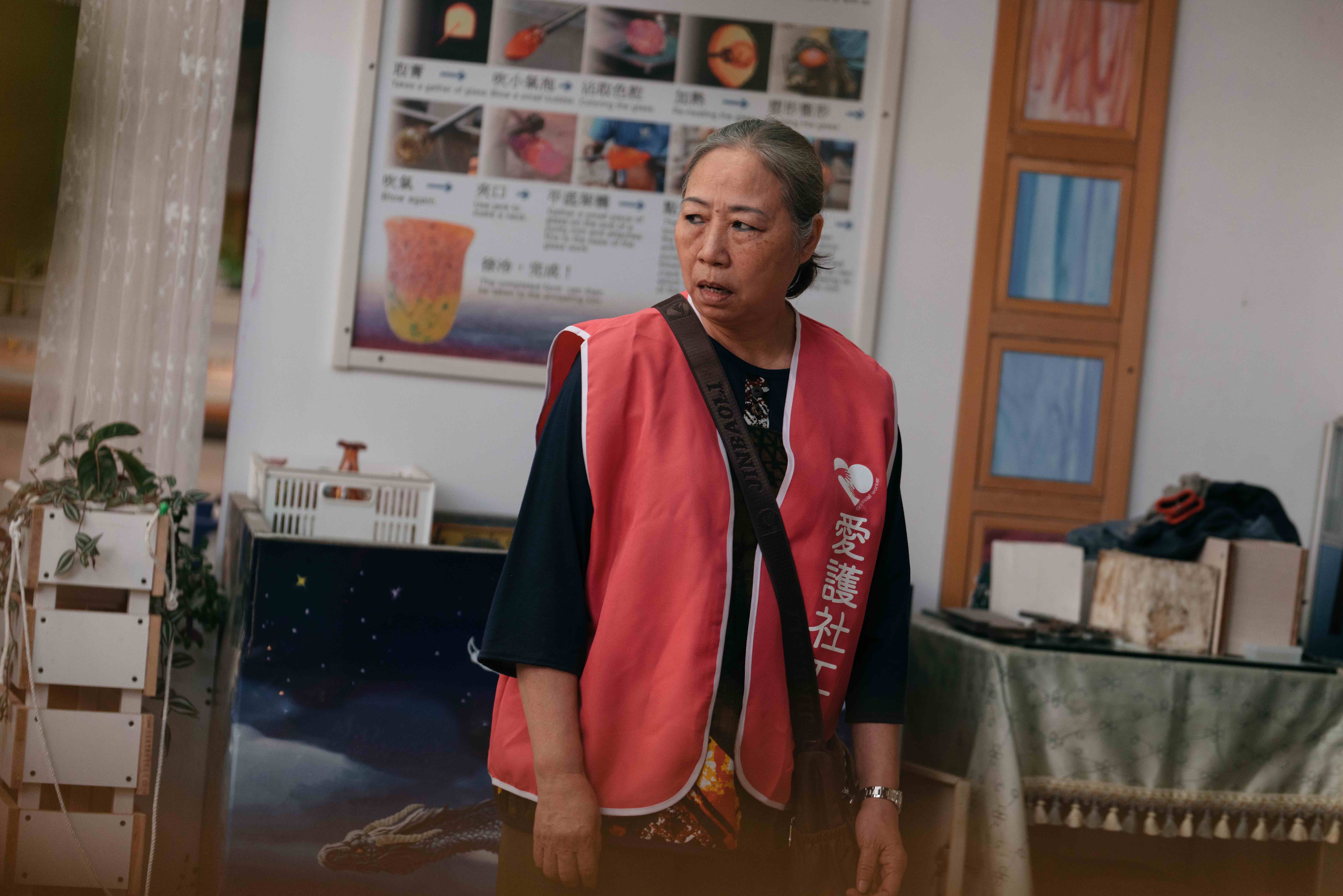 阿姨詭異盯著滾燙融化的玻璃，之後竟一口吞下，嚇壞網友，這支吞火預告也遭檢舉從官方IG帳號下架。（牽猴子）