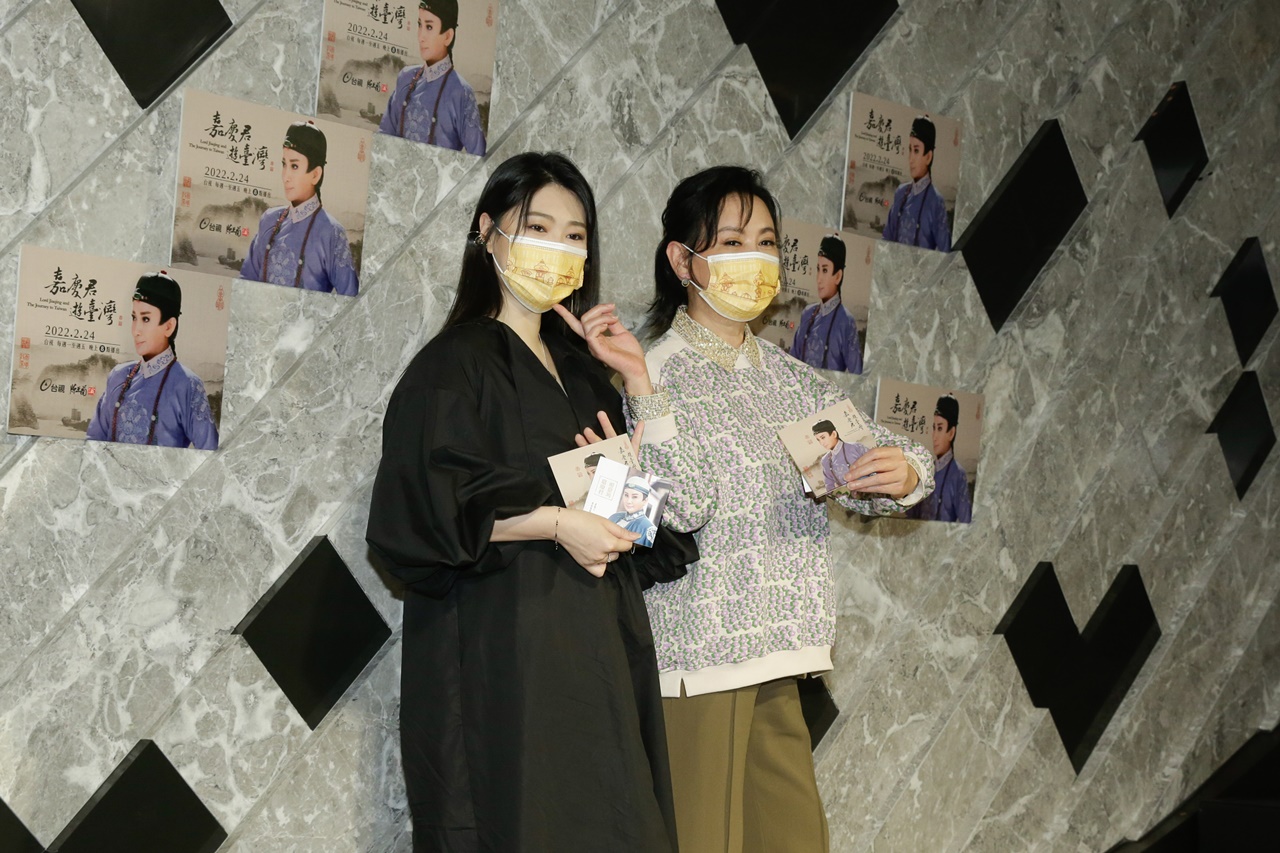 陳亞蘭邀請金曲歌后曹雅雯跨刀演唱《嘉慶君遊臺灣》主題曲《嘉慶君》，並合唱片尾曲《遊臺灣》。