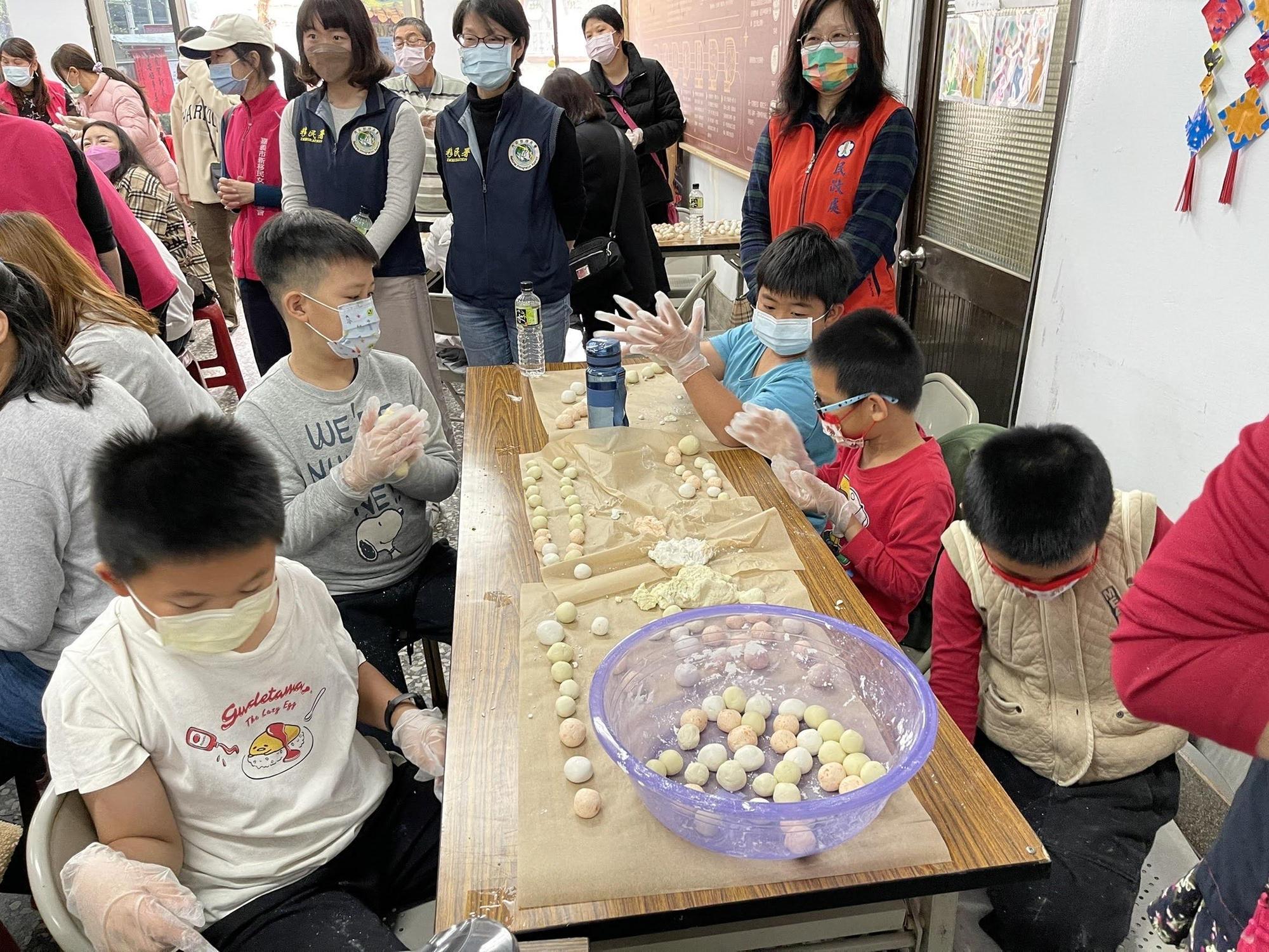 移民署南區事務大隊嘉義市服務站今天舉辦搓湯圓慶元宵活動，邀請數十位新住民參與。（移民署提供）