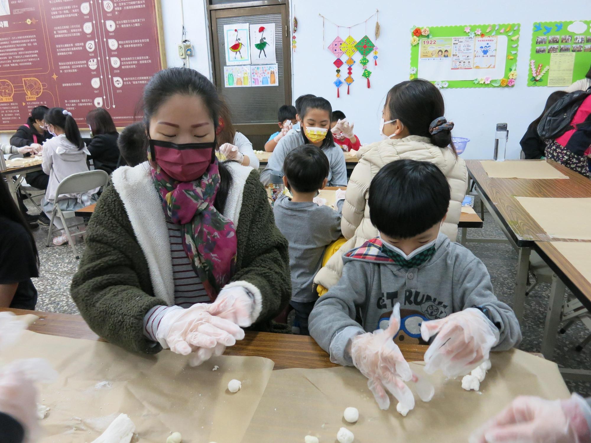 現場大人、小孩一起做湯圓，氣氛熱烈。（移民署提供）