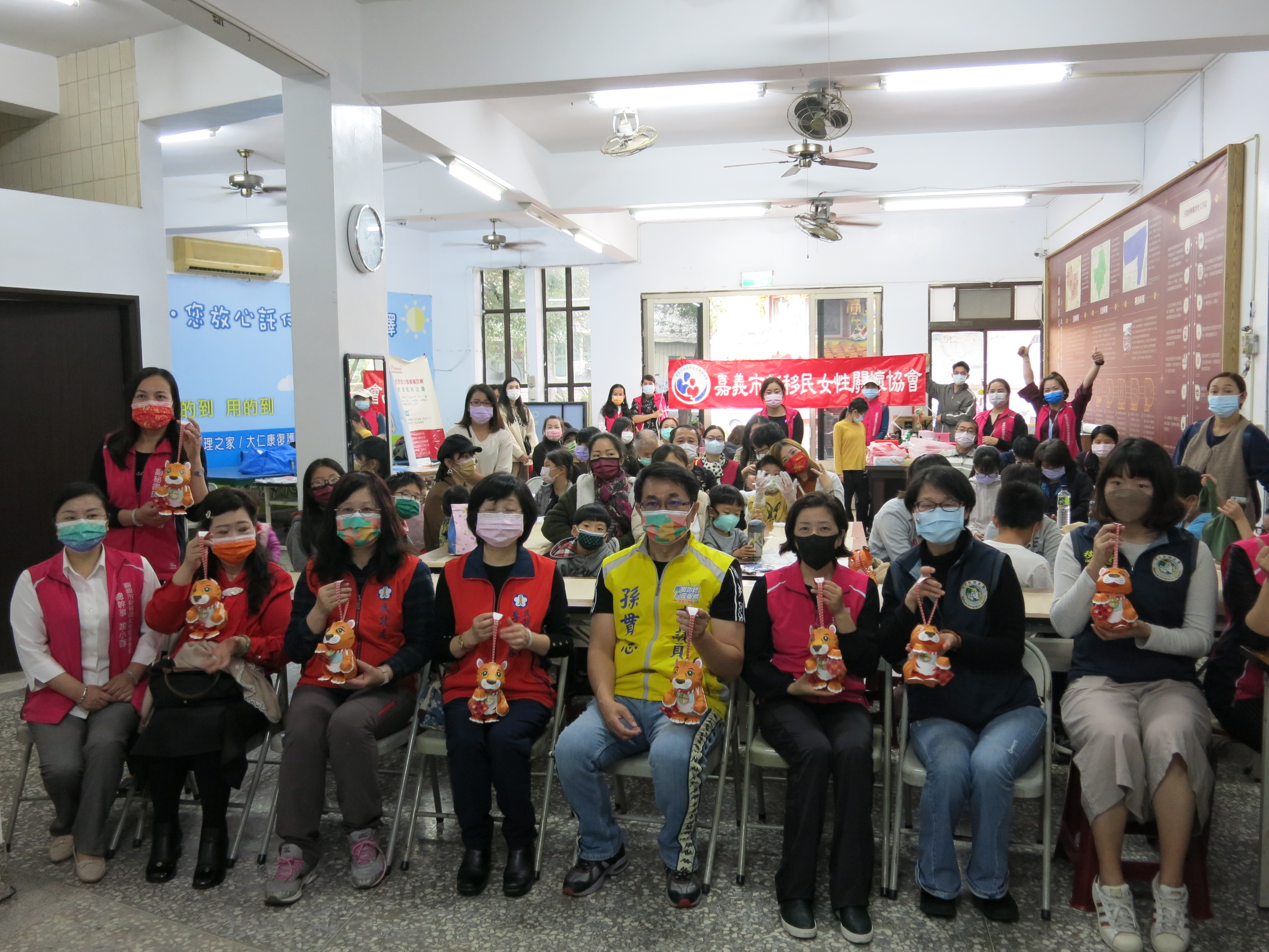移民署嘉義市服務站今天舉辦搓湯圓慶元宵活動,參與的新住民相當踴躍。(移民署提供)