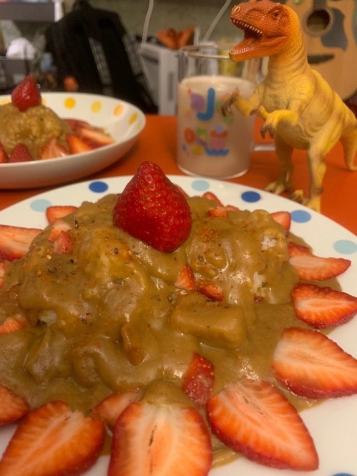 女網友PO出木頭男友的「草莓咖哩飯」，視覺上相當衝擊，但沒想到一吃不得了，口味相當獨特。（翻攝自Dcard）