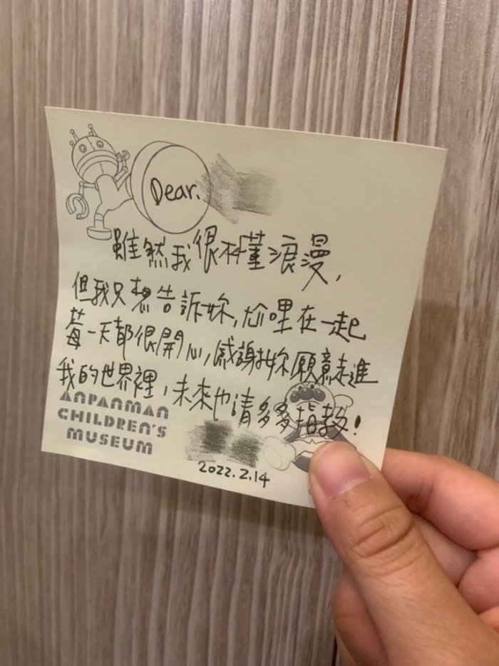 女網友表示，木頭男友開竅了，不但精心準備料理、蛋糕，還有小紙條卡片，讓她相當感動。（翻攝自Dcard）