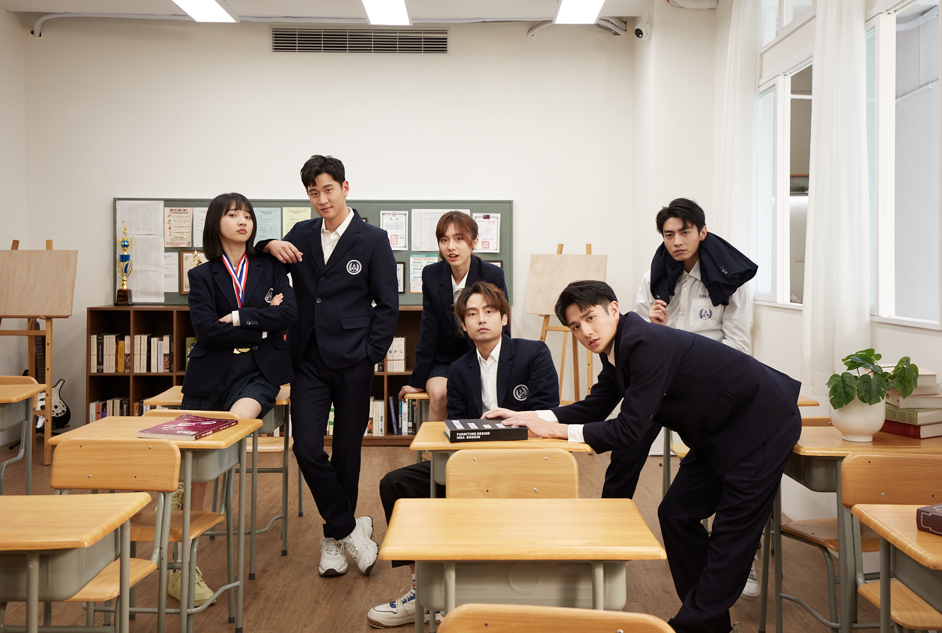 李沐（左起）、周興哲、何思靜、大鶴、黃禮豐、宋柏緯再度穿上制服，拍攝情人節番外篇Kuso花絮。（星空飛騰提供）