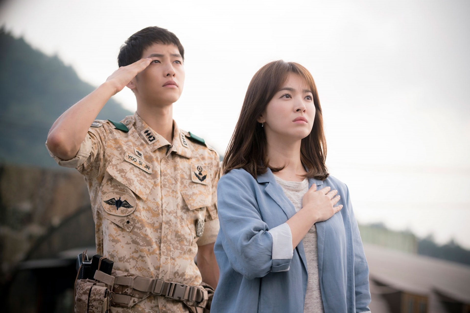 宋仲基（左）與宋慧喬（右）2016年主演的《太陽的後裔》，已成影史經典。（東森戲劇台提供）