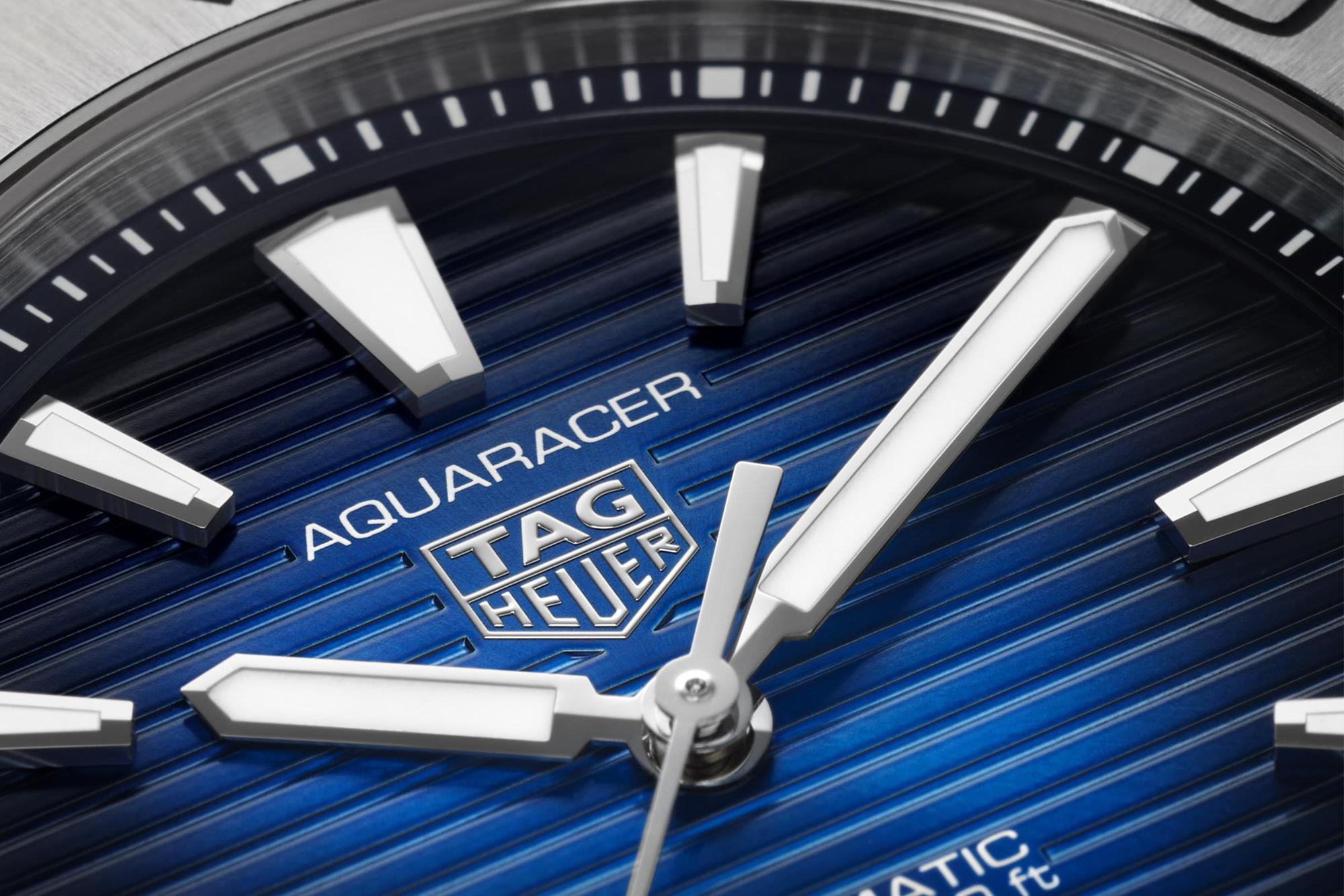 Aquaracer Professional 200的自動上鍊版本以煙燻漸層面呈現，3、9、12點鐘位置的時標也加寬和其他小時做出區隔。