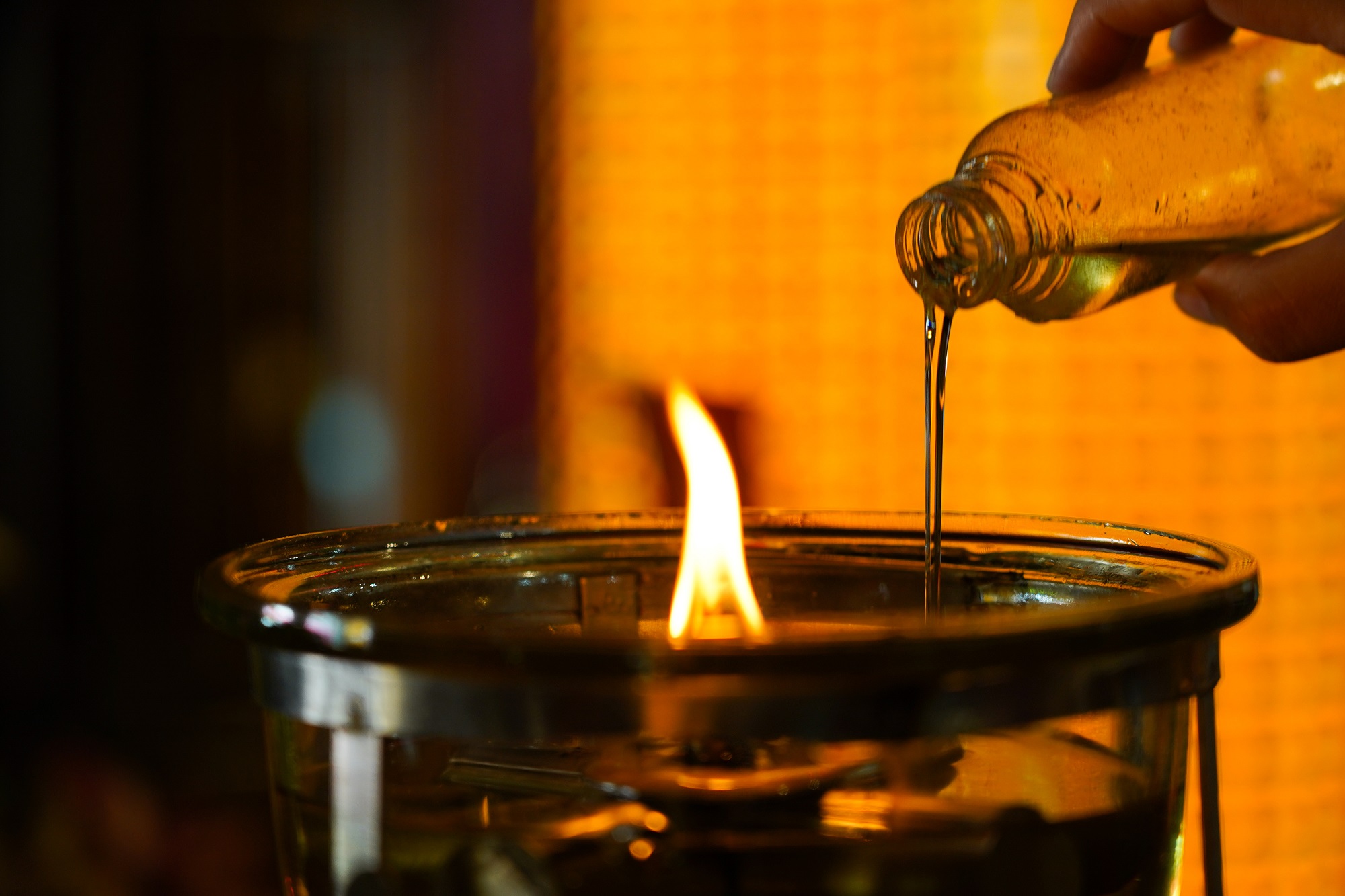 來到台南開基武廟，香客除了捐香油錢外，也能誠心為神明「添燈油」。