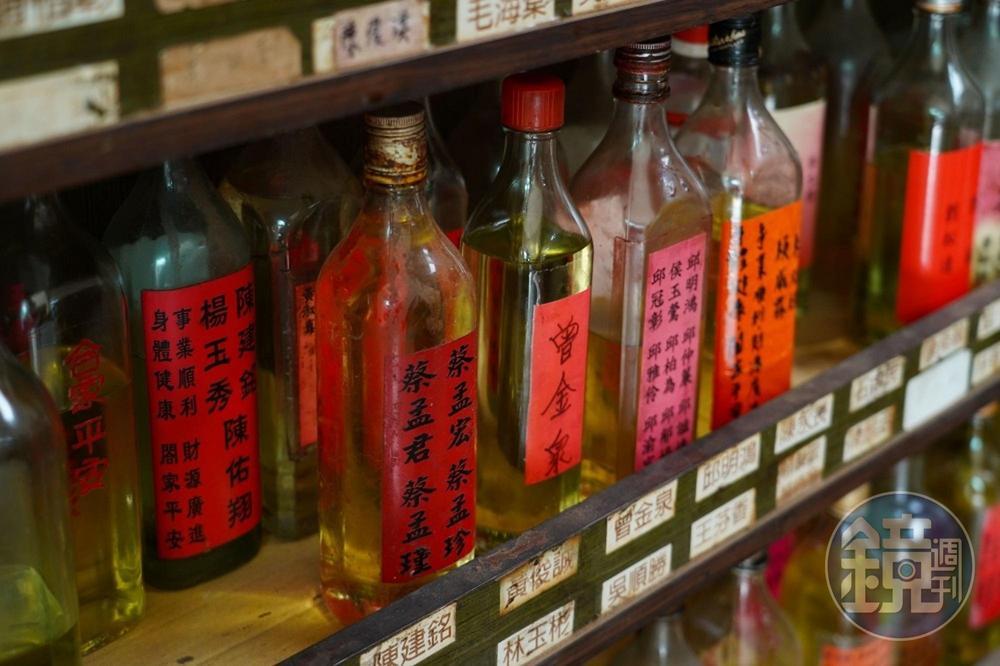 信眾將寫上名字的燈油,寄存在廟裡。