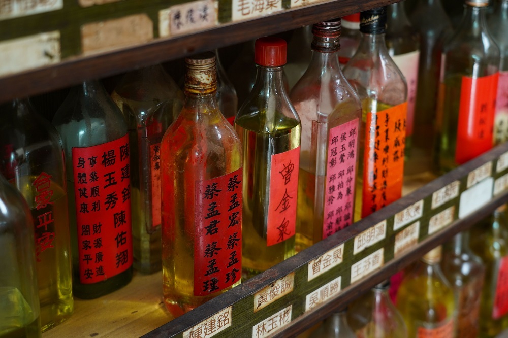 信眾將寫上名字的燈油，寄存在廟裡。
