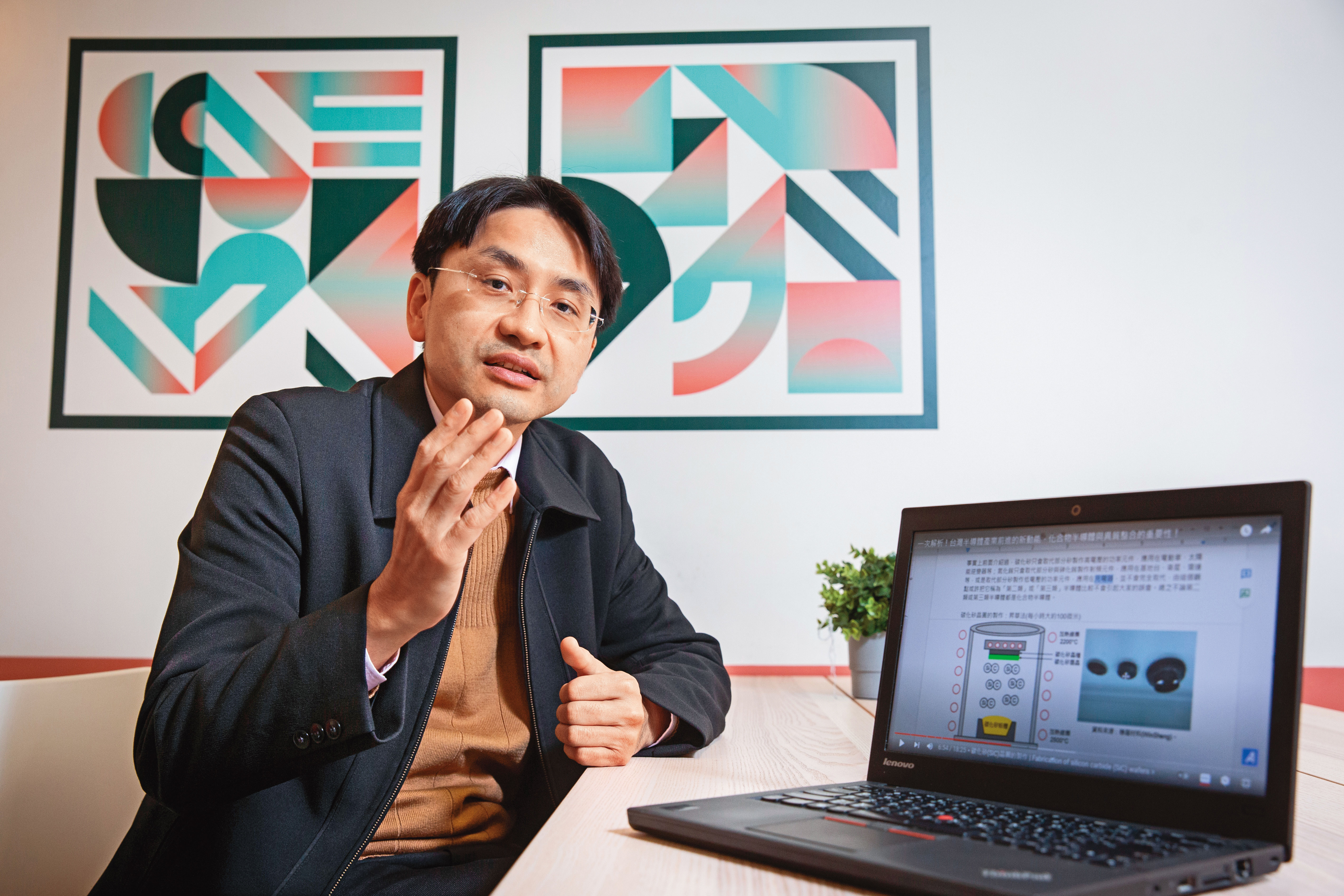 科技達人曲建仲能將生硬的理工知識深入淺出，轉化成一般人也能懂的語言。