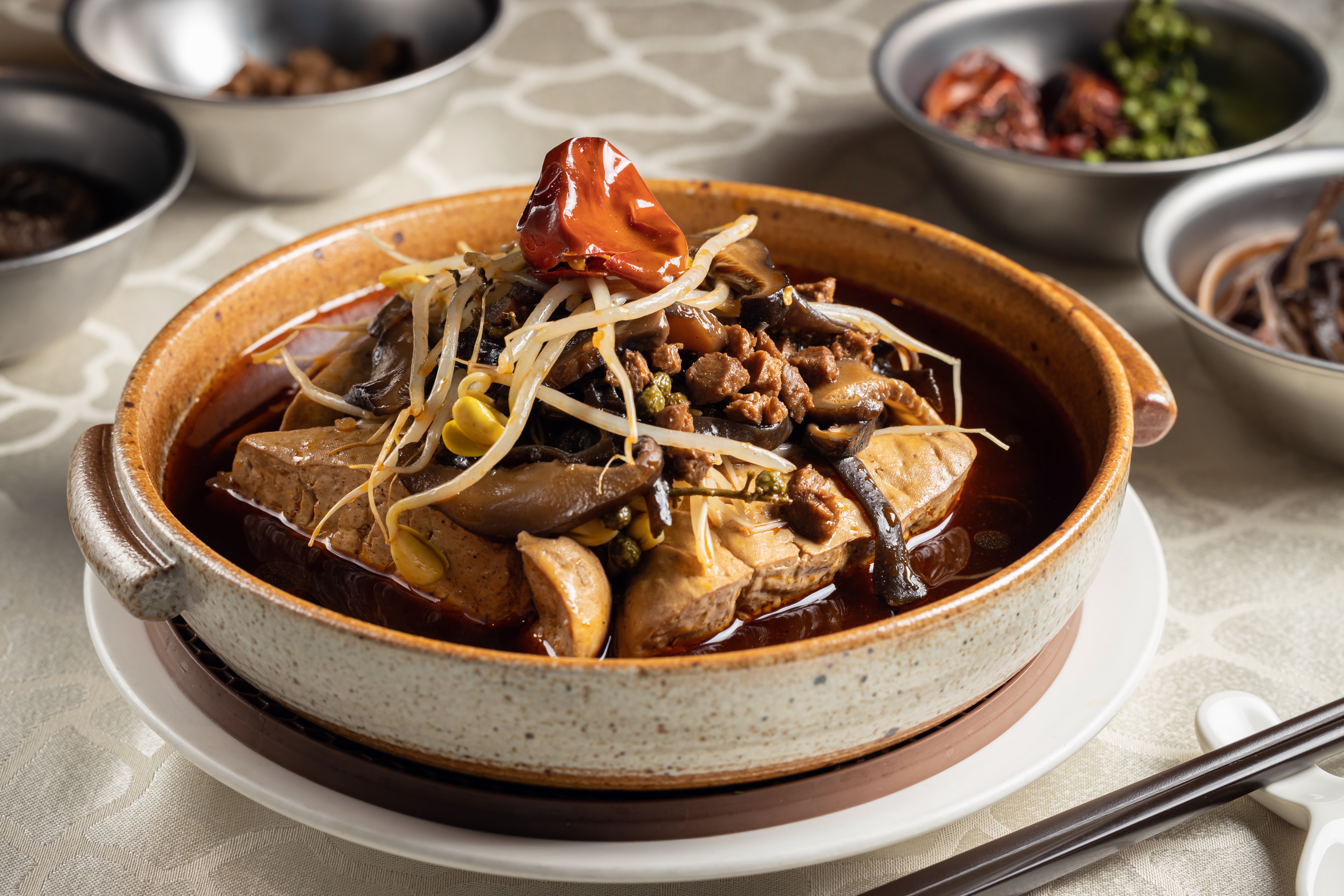 「麻辣臭豆腐」的臭香不過嗆，湯頭濃厚，很值得一試。（280元／份）