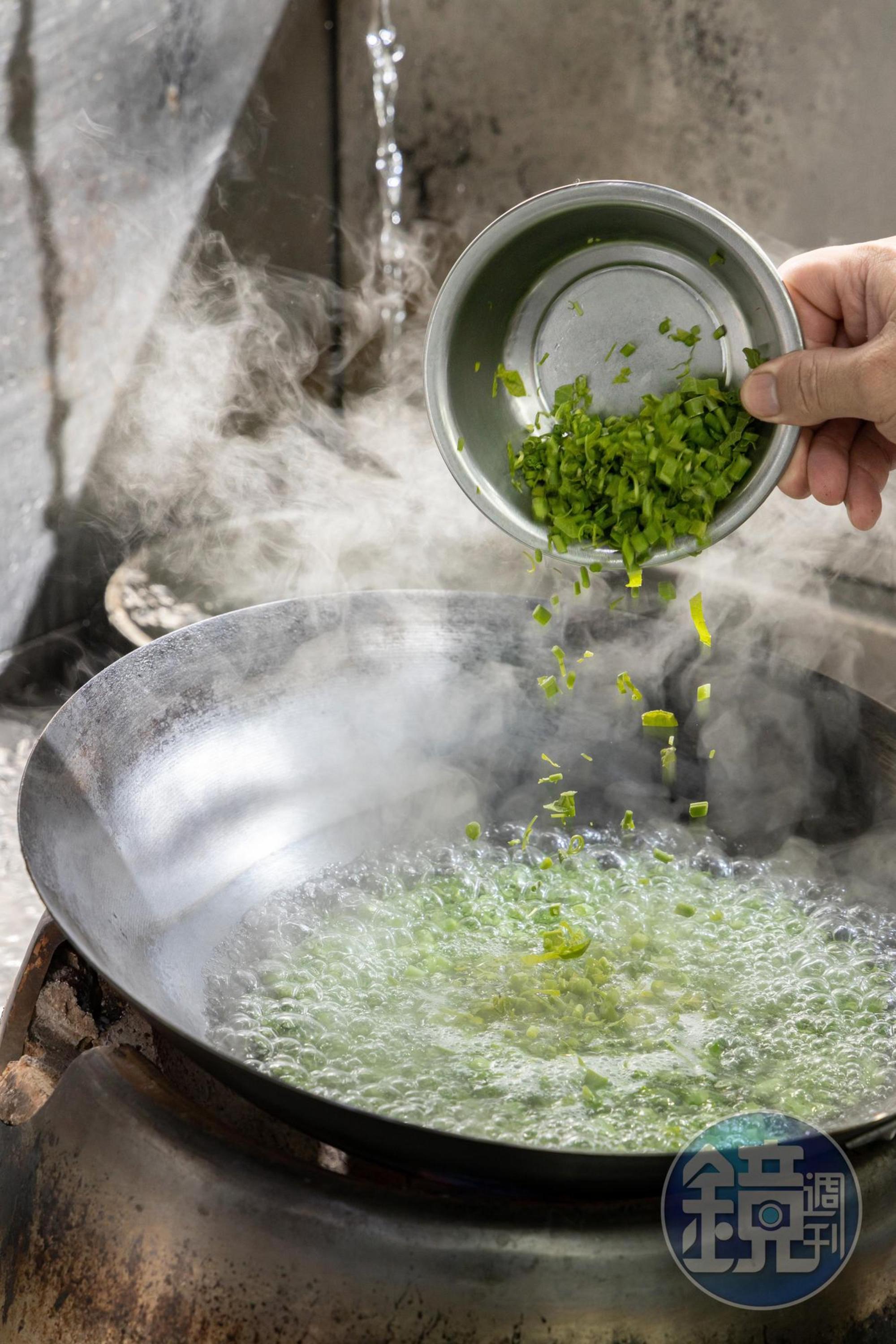 四季豆、龍鬚菜先經滾水快速汆燙。