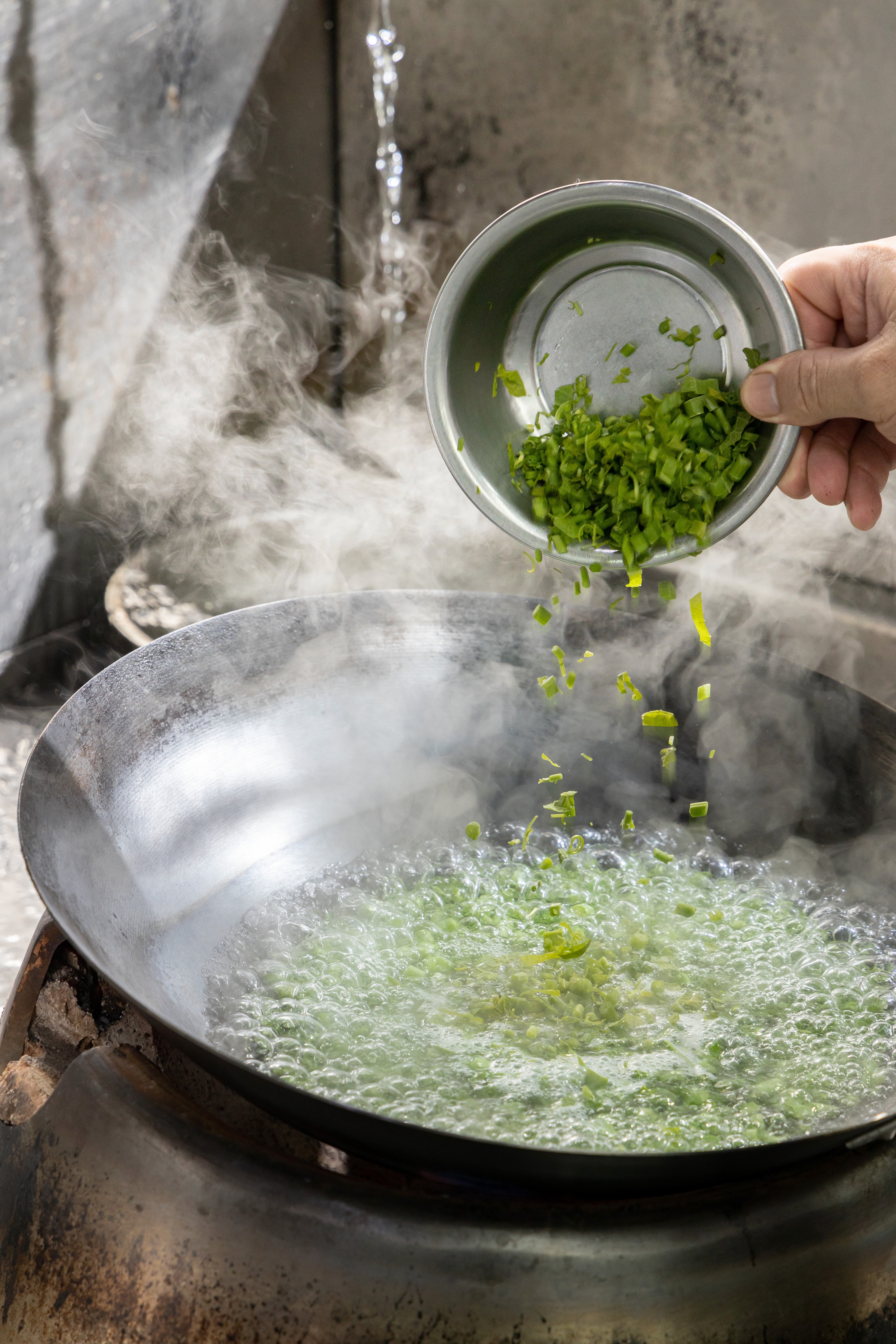 四季豆、龍鬚菜先經滾水快速汆燙。