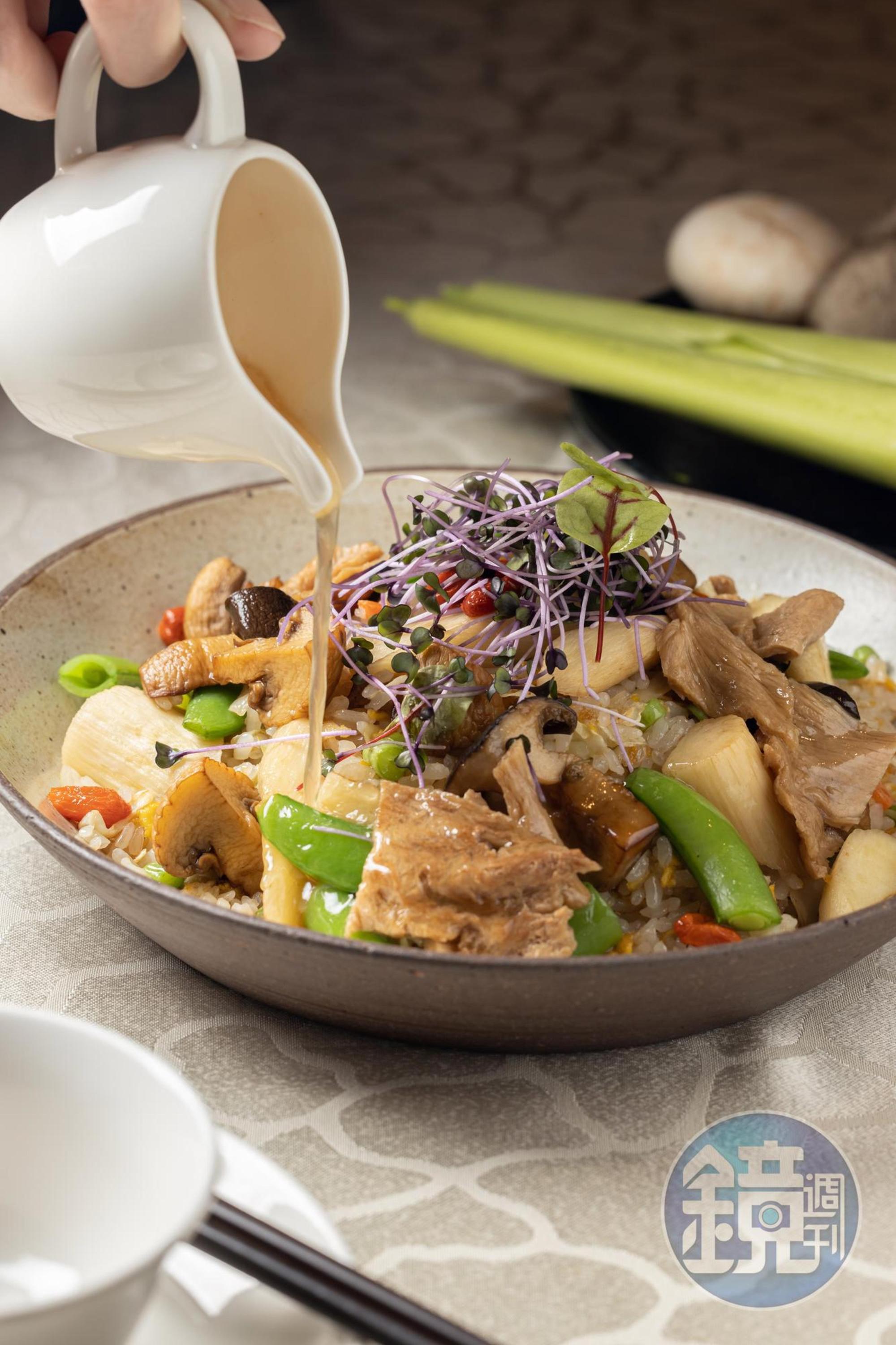 「麻油松阪菇拌炒飯」米飯濕潤,帶濃郁麻油香氣,還會附上一盅麻油汁讓客人調味。(320元/份)