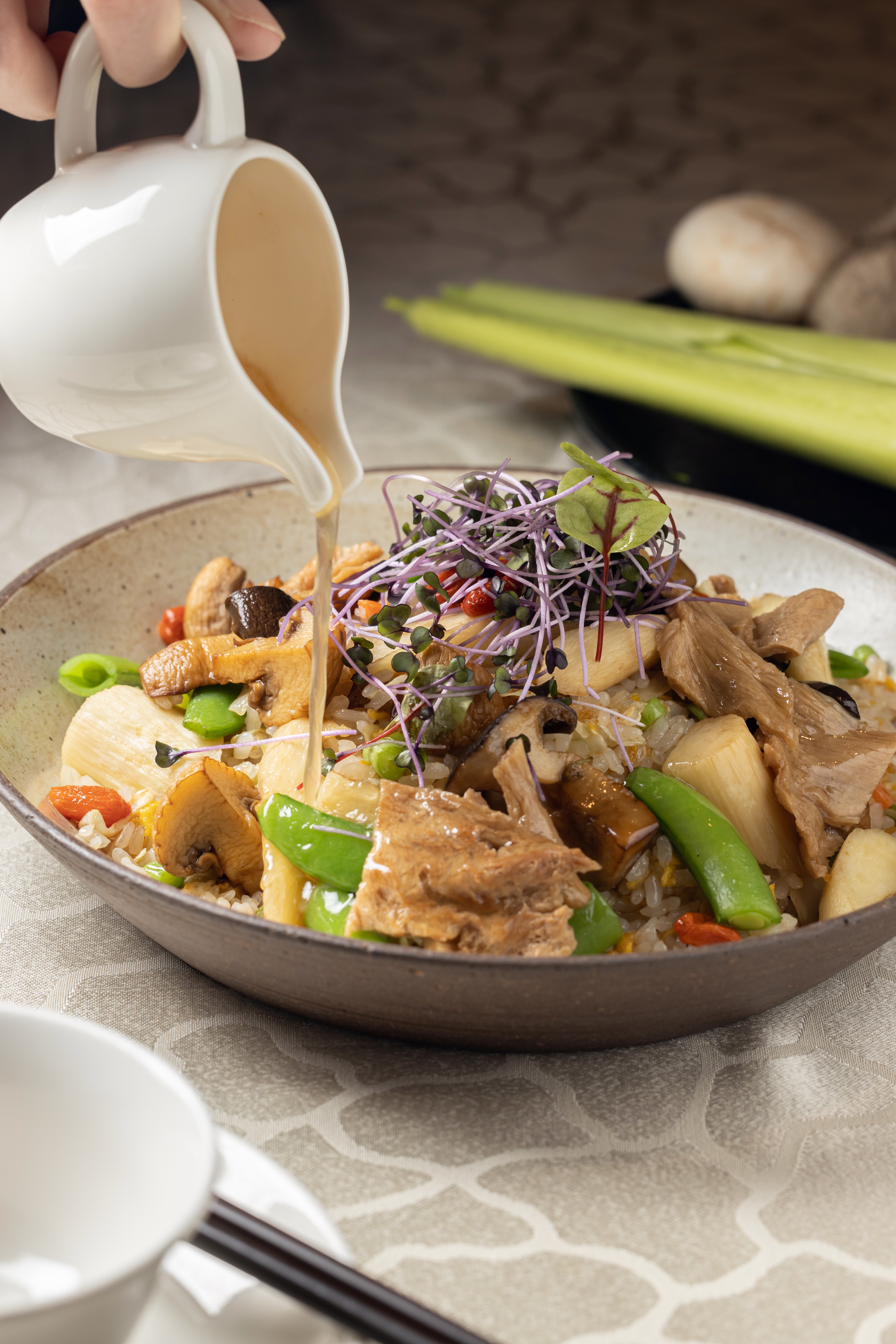 「麻油松阪菇拌炒飯」米飯濕潤，帶濃郁麻油香氣，還會附上一盅麻油汁讓客人調味。（320元／份）