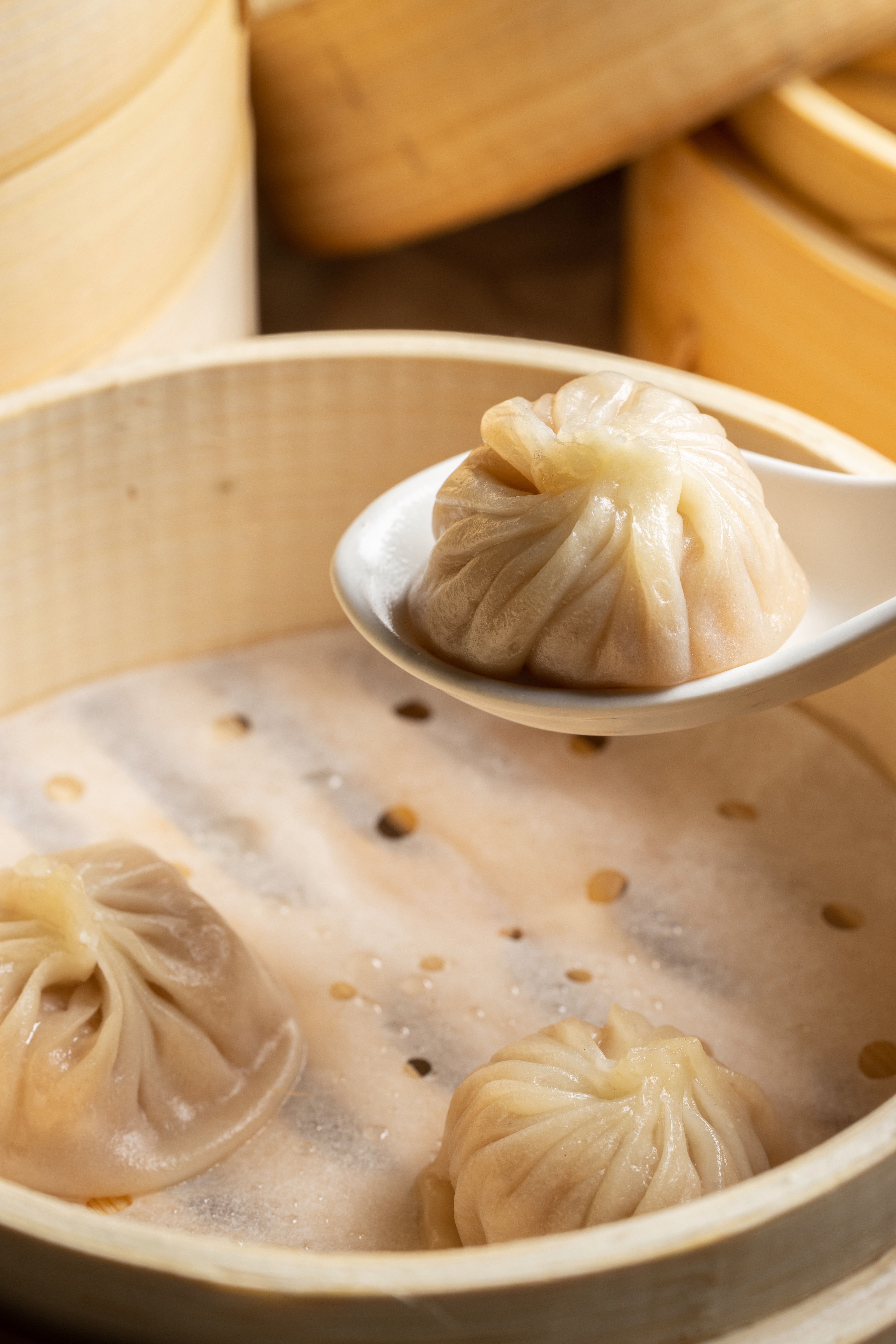 皮薄餡多的「上海小籠湯包」，以蔬菜湯凍呈現多汁口感。（98元／籠、3顆）