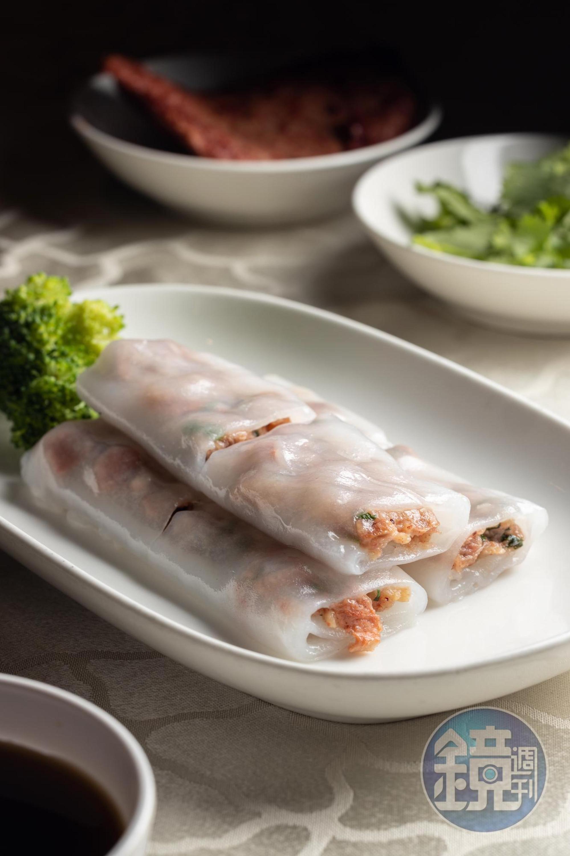 「叉燒腸粉」的素叉燒排有經過紅麴醬醃製,與香菜配色,賣相討喜。(128元/份)