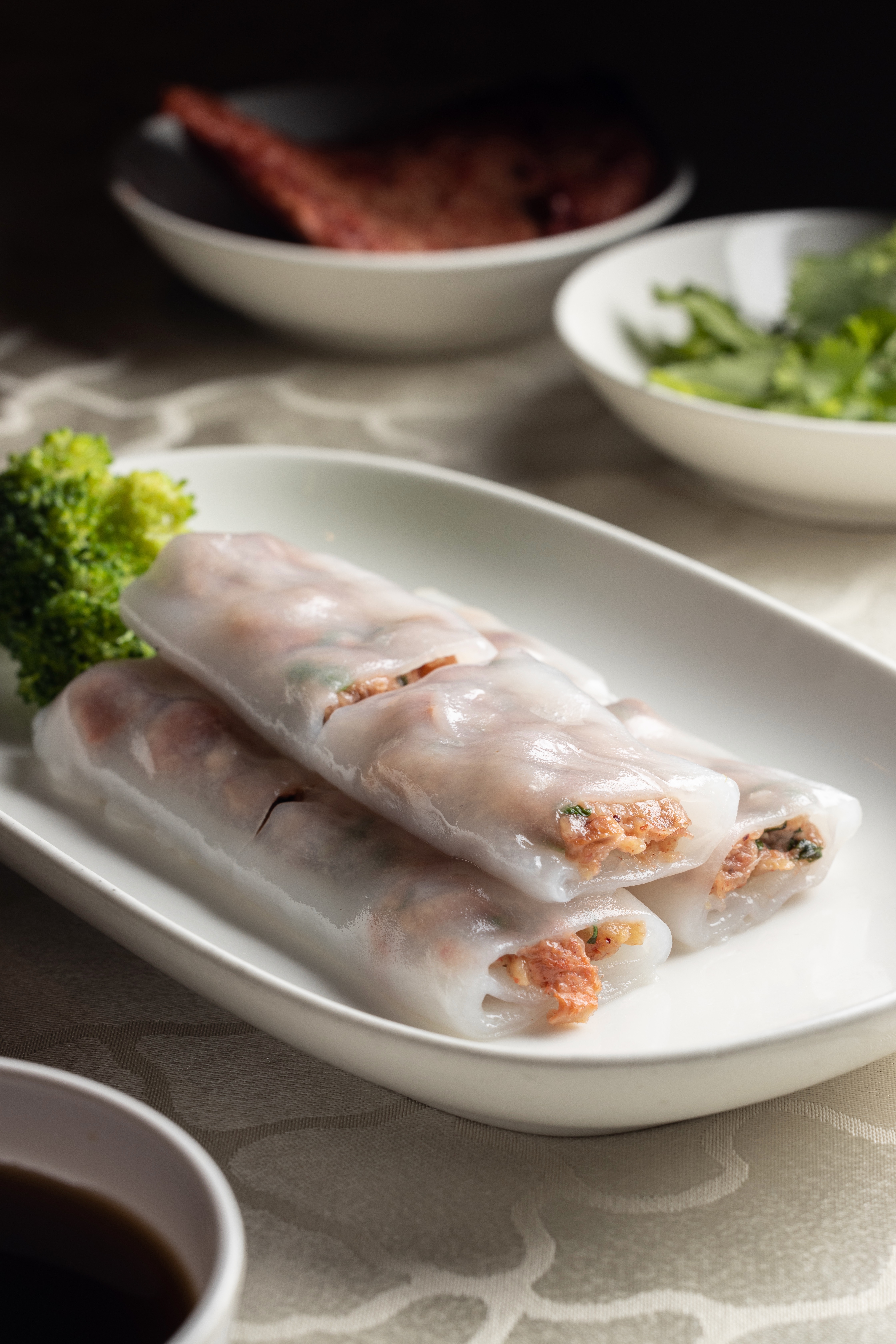 「叉燒腸粉」的素叉燒排有經過紅麴醬醃製，與香菜配色，賣相討喜。（128元／份）