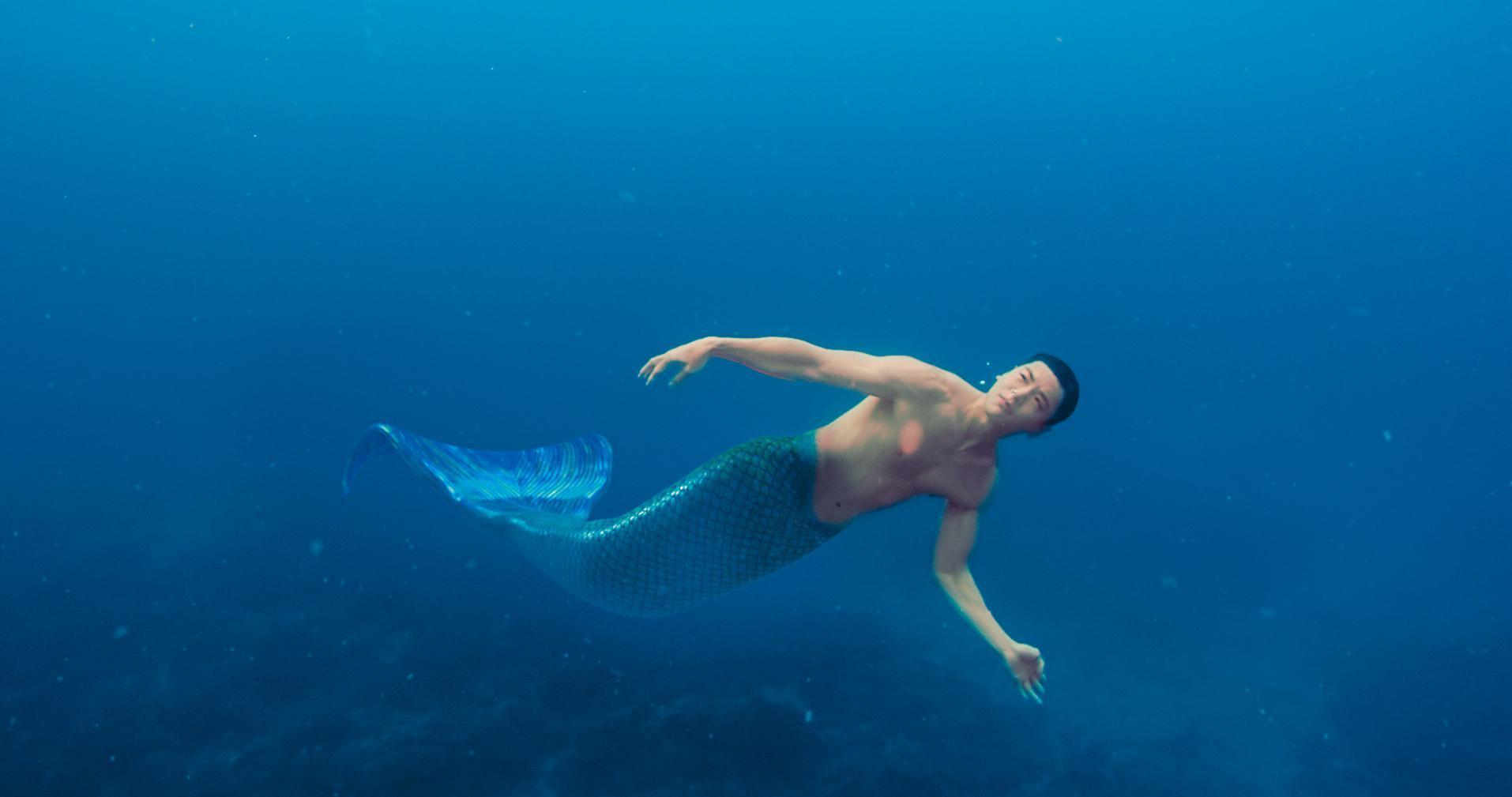 《我家浴缸的二三事》演出美人魚,看起來很美,但禾浩辰從腰力、自潛、呼吸都經過訓練,才能如此自然。(羚邦集團提供)