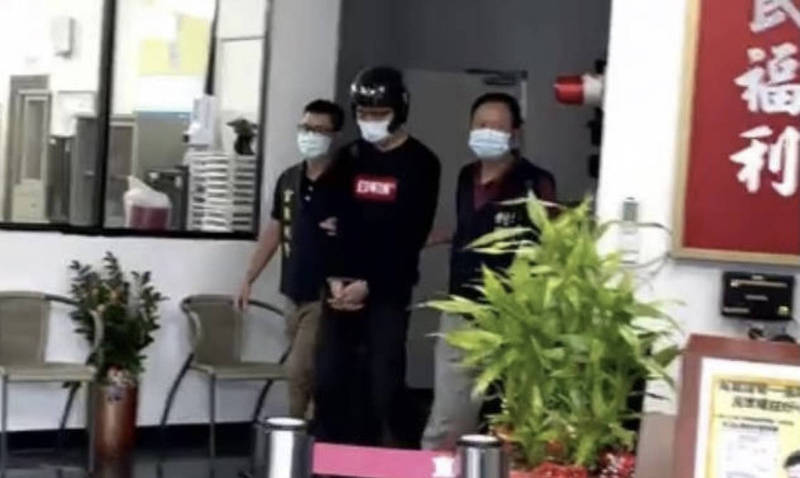 劉嫌槍殺仇家後自首，警方將他移送地檢署。（警方提供）