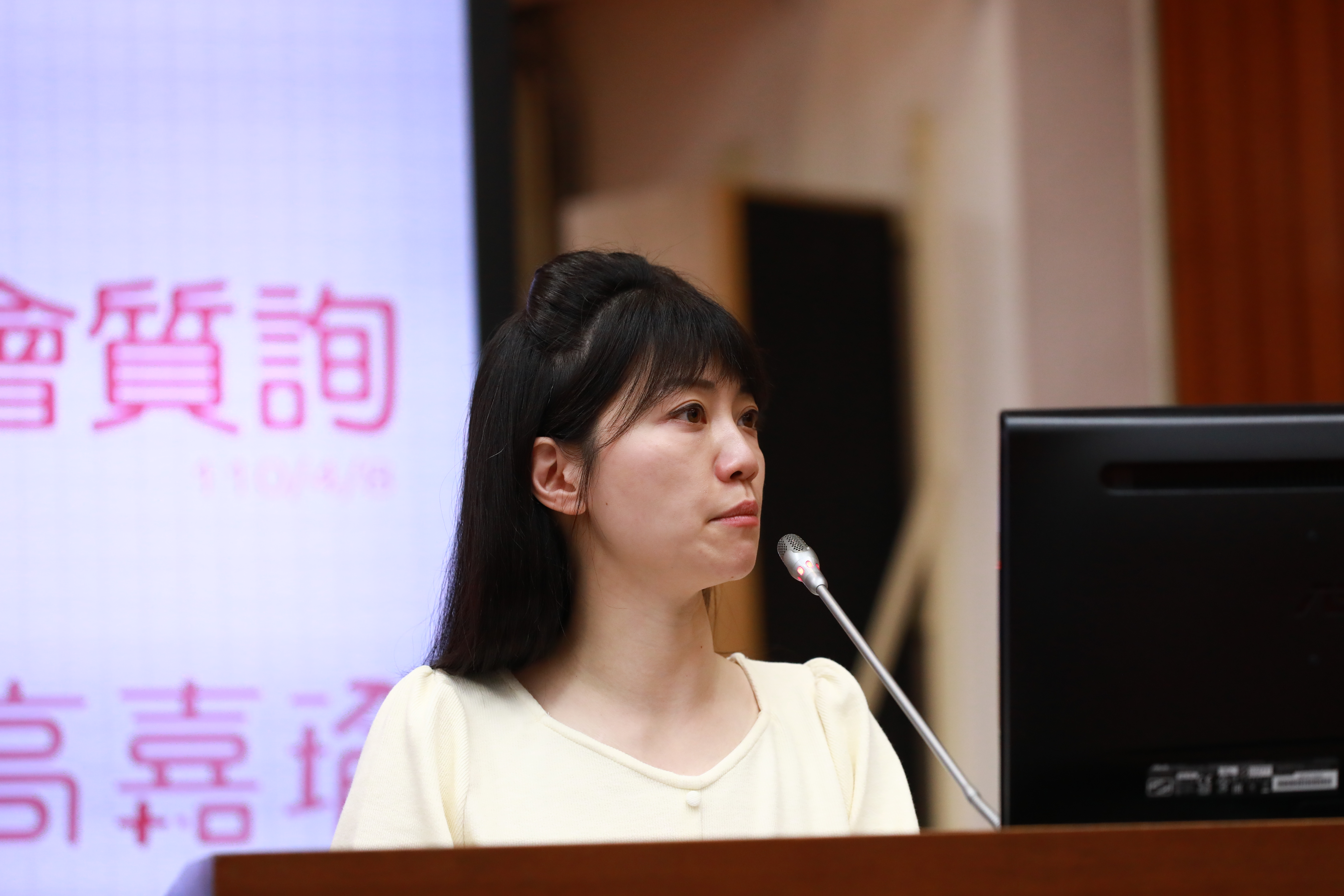 網傳４張男女不雅照，被誤認的立委高嘉瑜主動澄清並非影中人，還向刑事局報案，希望揪出幕後黑手。