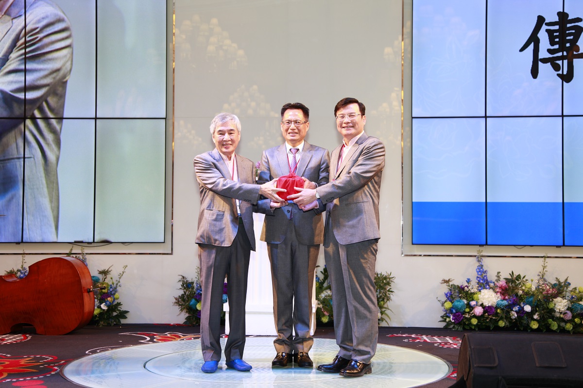 中菁會近日舉行第27、28屆會長交接典禮，新任會長皇將科技董事長顏德新（右）由前會長霹靂國際多媒體董事長黃文章手中（左）接下重任。（皇將科技提供）