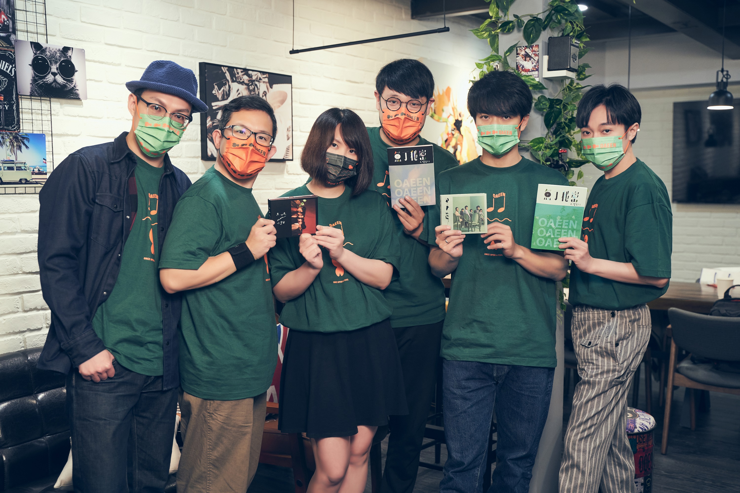 《小宇宙（魚版）》數位上架與實體專輯將在演唱會前一日（2月18日）正式推出，團員投入發行籌備工作。（環球唱片提供）