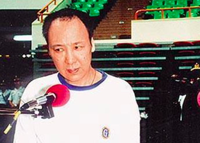 1991年,鴻源吸金集團倒債近千億元,沈長聲(圖)在林口體育場被債權人審問。(翻攝網路)