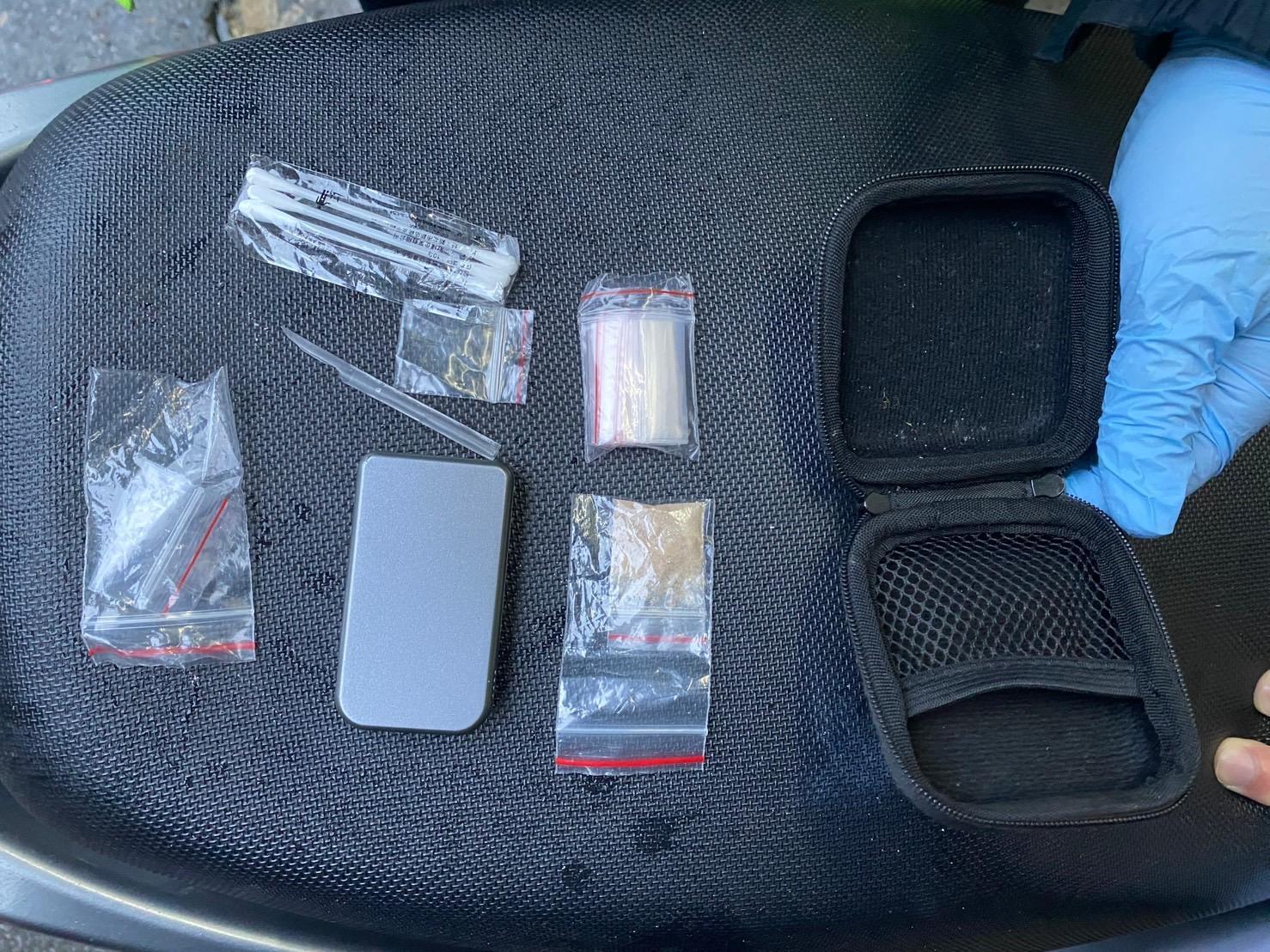 警方在鄭男機車車廂起出毒品及贓物。(翻攝畫面)