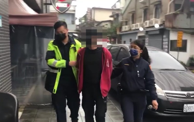 警方循線在網咖逮捕鄭男（紅衣者）。（翻攝畫面）