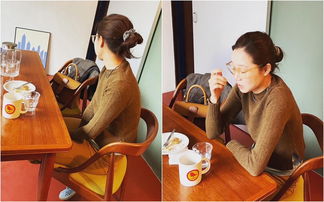 孔曉振以素顏私服look喝咖啡，駝色服裝搭配同色系DELVAUX Brillant手袋。（翻攝自孔曉振IG）