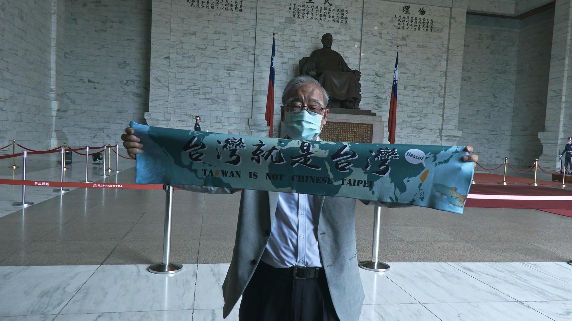 片中接受訪問的二二八受難者遺族王文宏前往中正紀念堂抗議。(蜂鳥影像提供)