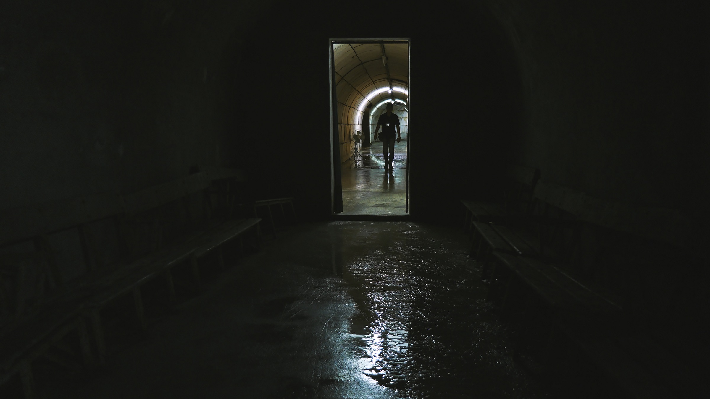 高雄鼓山洞是日治時期軍事遺址，後來成為警備總部拘留審訊的場所，現開放為觀光據點。（蜂鳥影像提供）