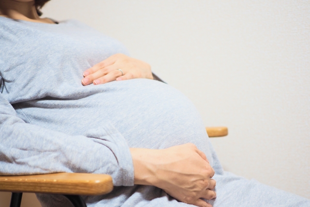 許多長輩認為摸孕婦的肚子可以沾喜氣帶來生子運。（示意圖，photoAC）