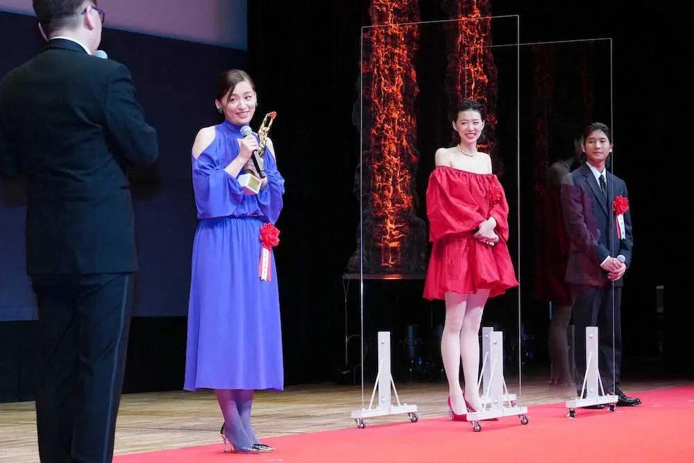 尾野真千子（左二）與《茜色如燒》片中兒子和田庵（右）以及片山友希（右二）一起獲獎。（翻攝自日本體育報）