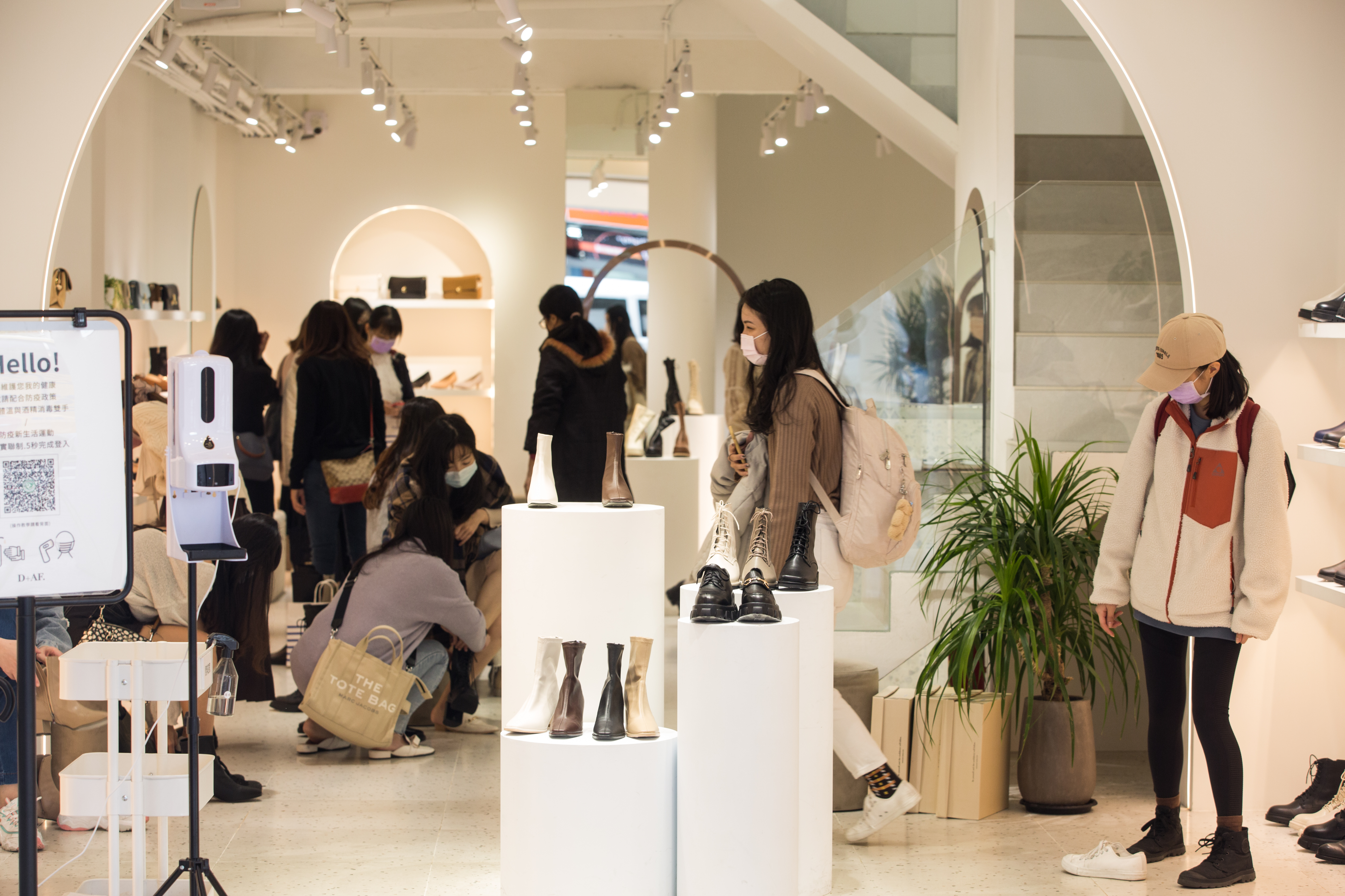 D+AF南西店是獨棟3層樓門市，平日上班時間買鞋人潮就十分熱絡。