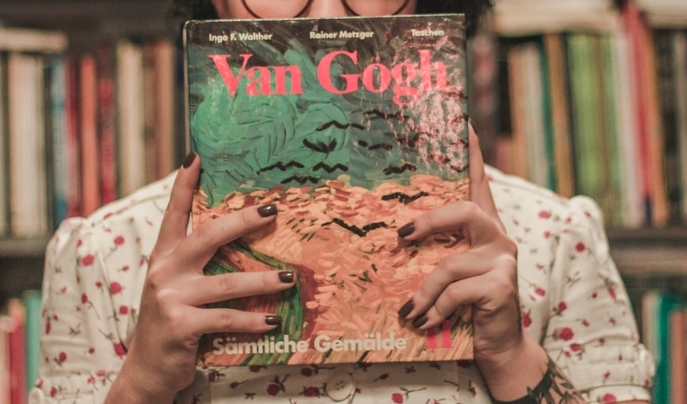 英國倫敦考陶爾德美術館日前舉行梵谷自畫像展覽，販售週邊商品惹議。（示意圖，Pexels）