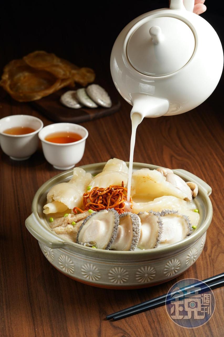 集結海陸精華的「金銀財寶濃湯」，糙米黃湯好鮮醇。（冬季菜色，55,000元桌菜菜色）